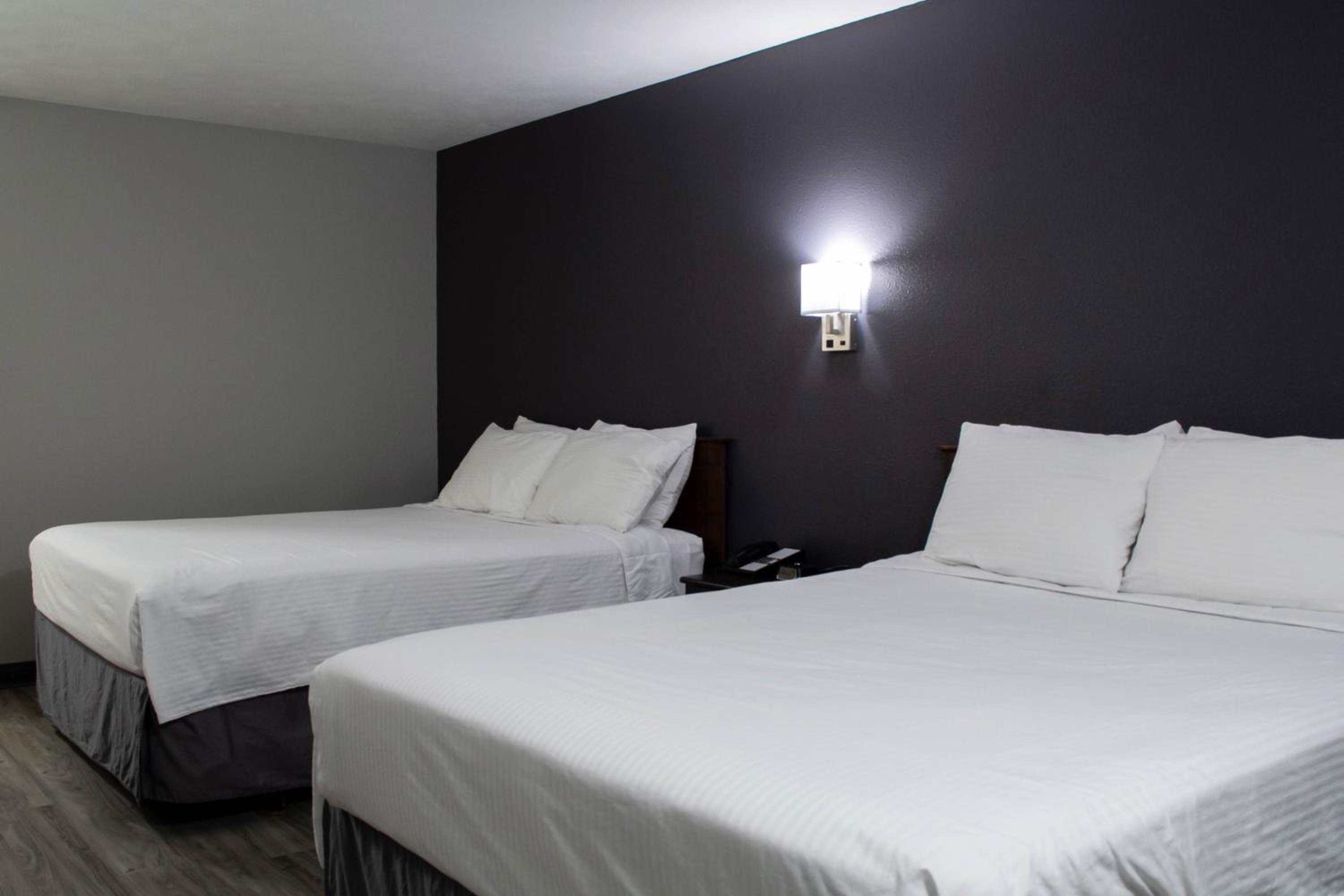 Double Queen Room - Non-Smoking - Photo 9