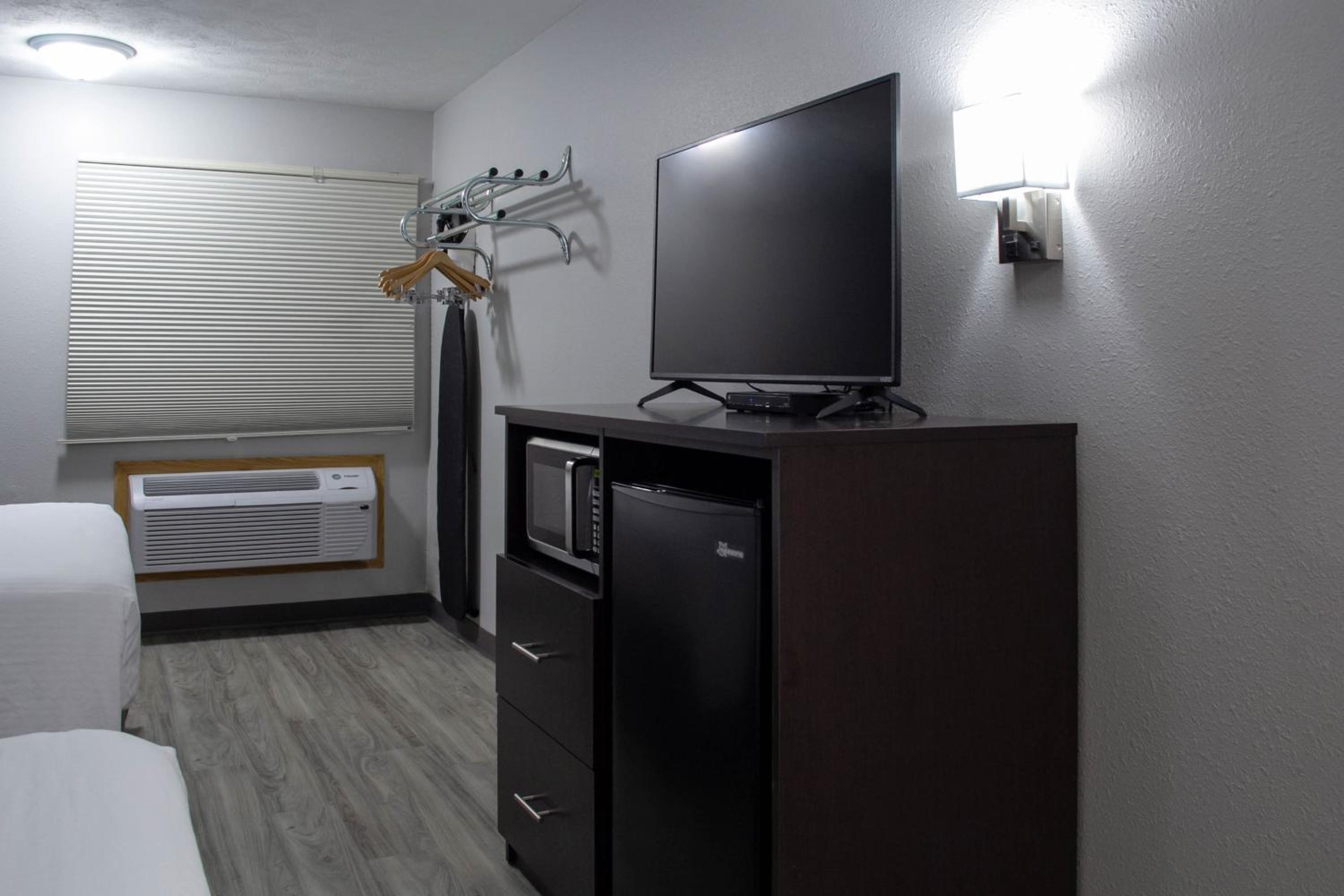 Double Queen Room - Non-Smoking - Photo 10