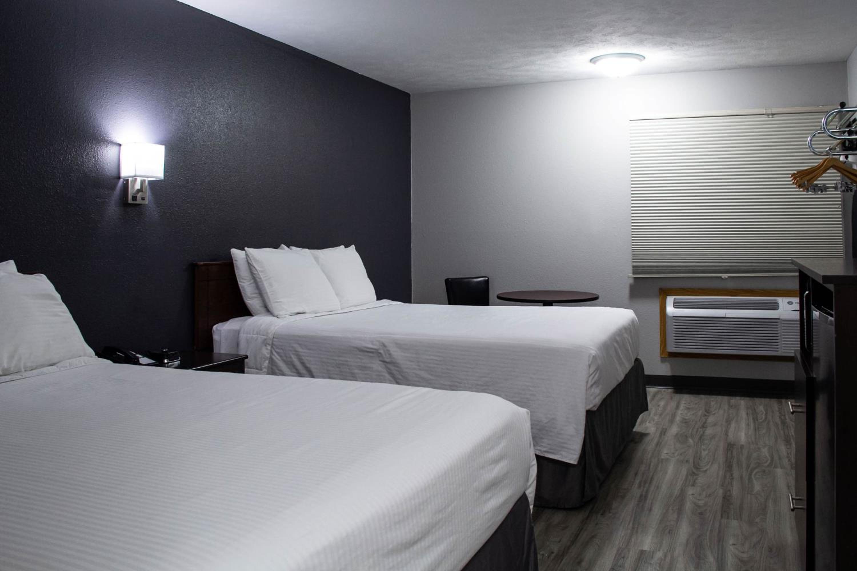 Double Queen Room - Non-Smoking - Photo 8