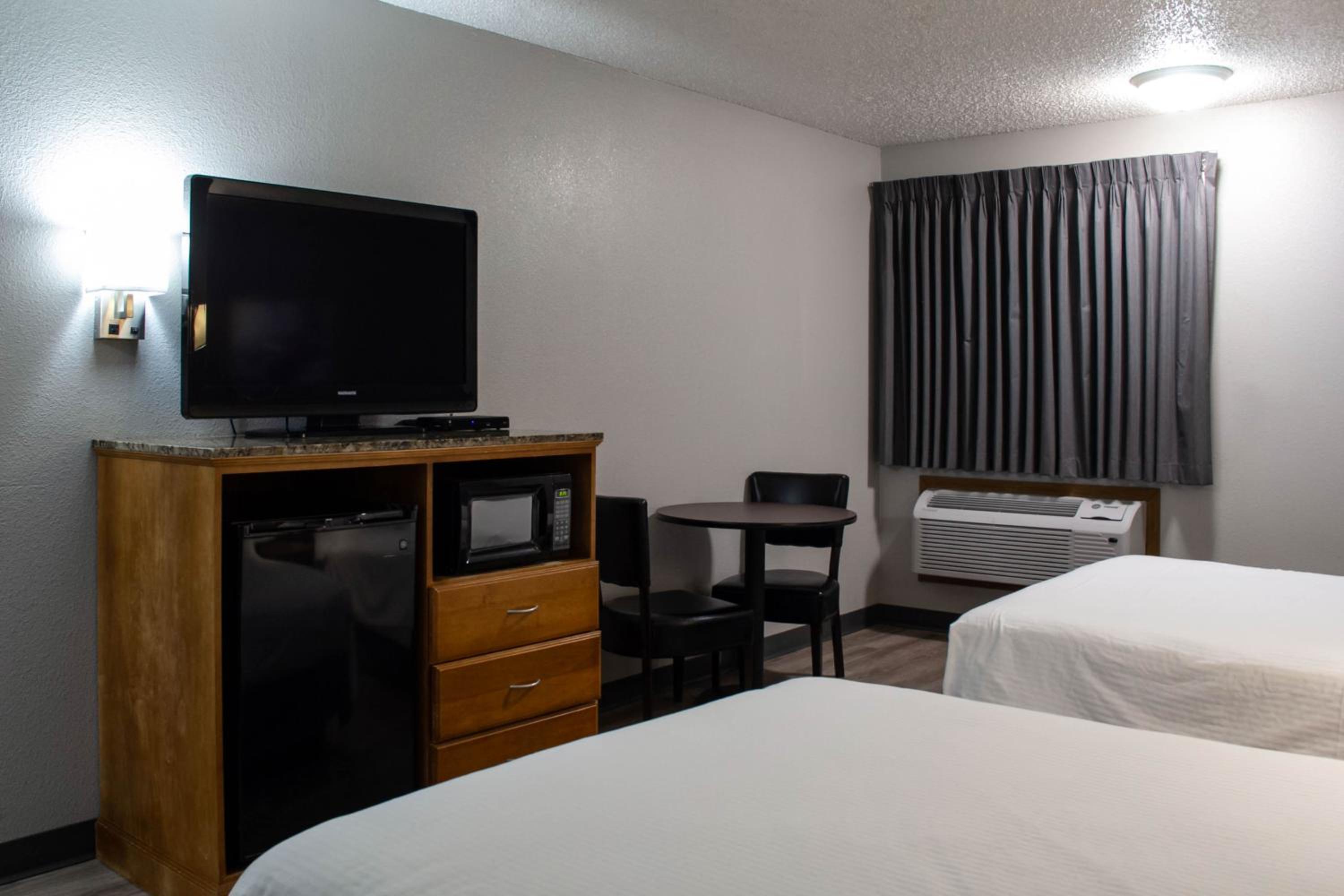 Double Queen Room - Non-Smoking - Photo 6