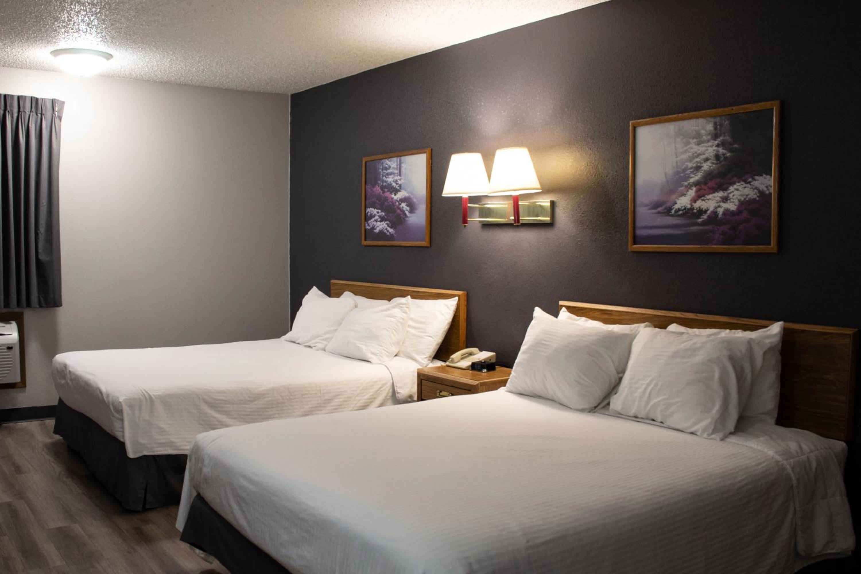 Double Queen Room - Non-Smoking - Photo 5