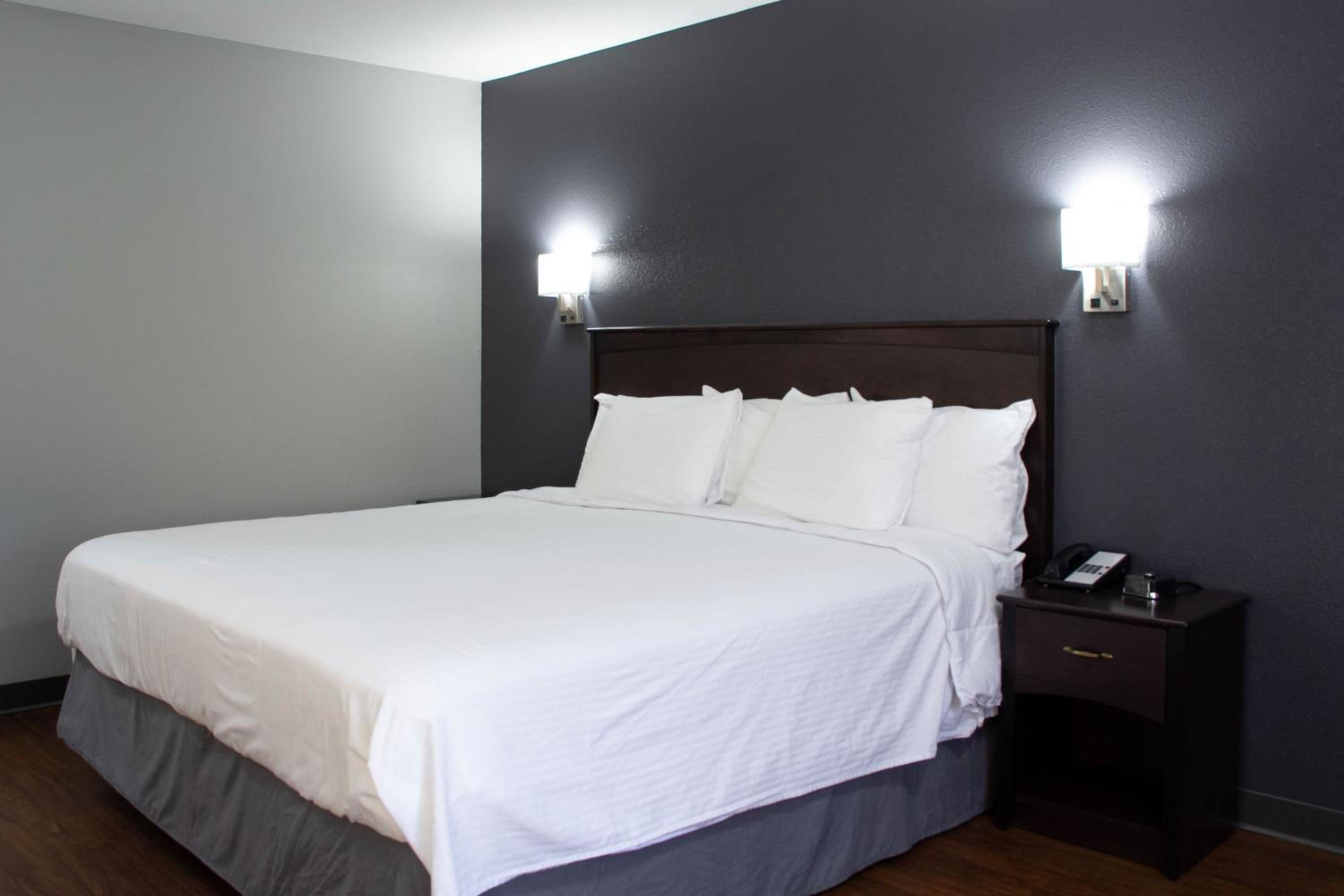 King Room - Non-Smoking - Photo 7