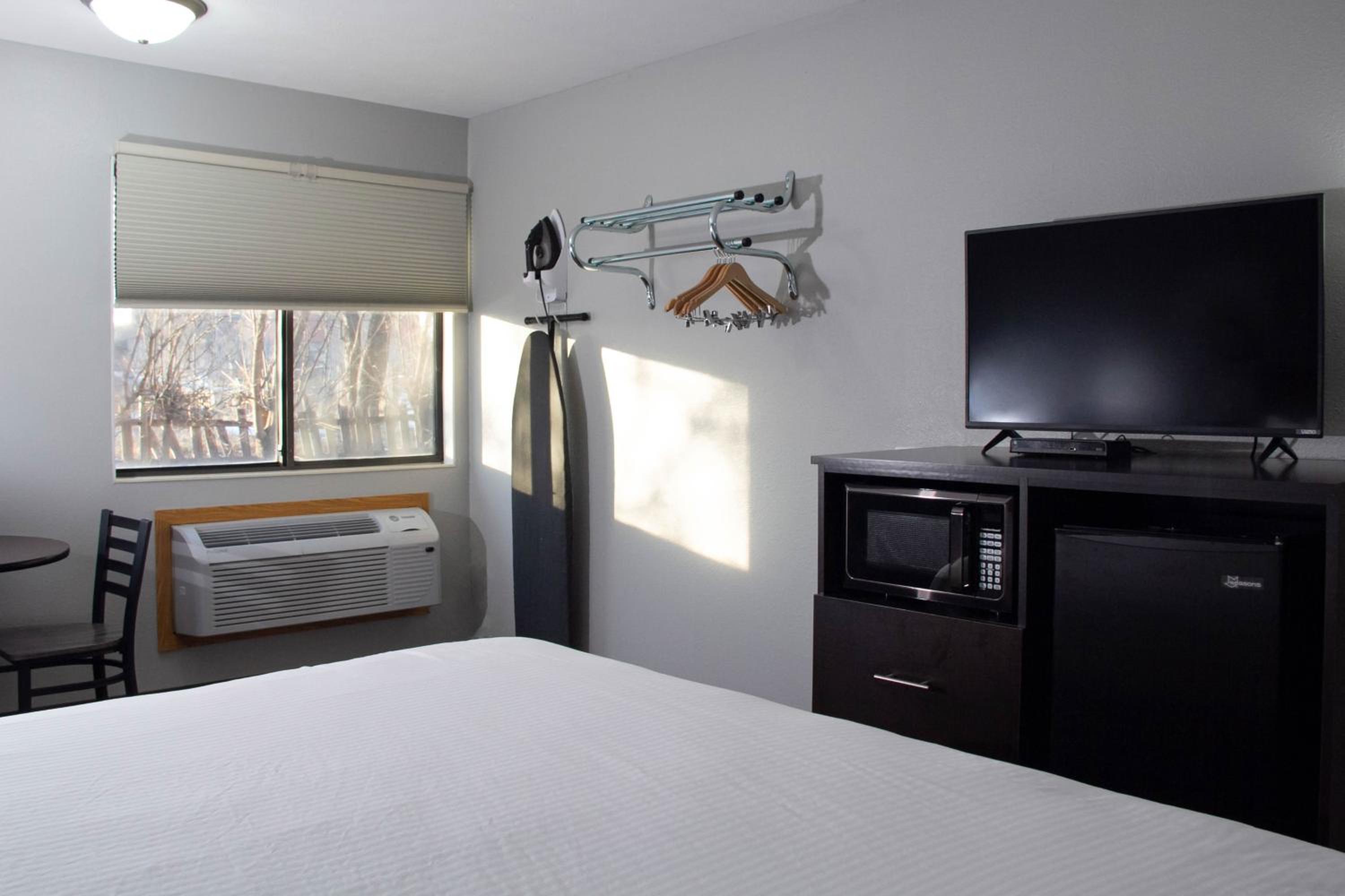 King Room - Non-Smoking - Photo 10