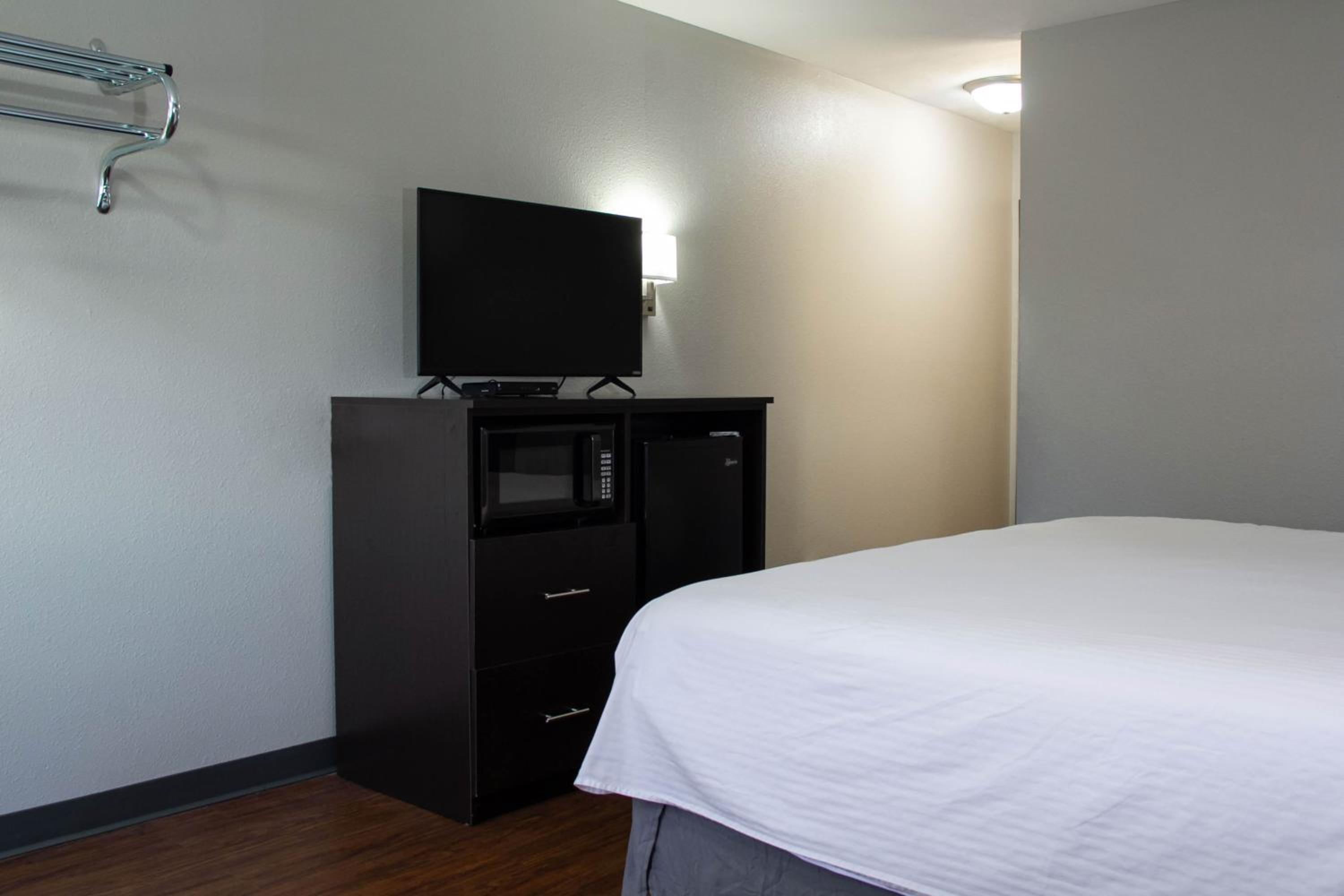 King Room - Non-Smoking - Photo 5