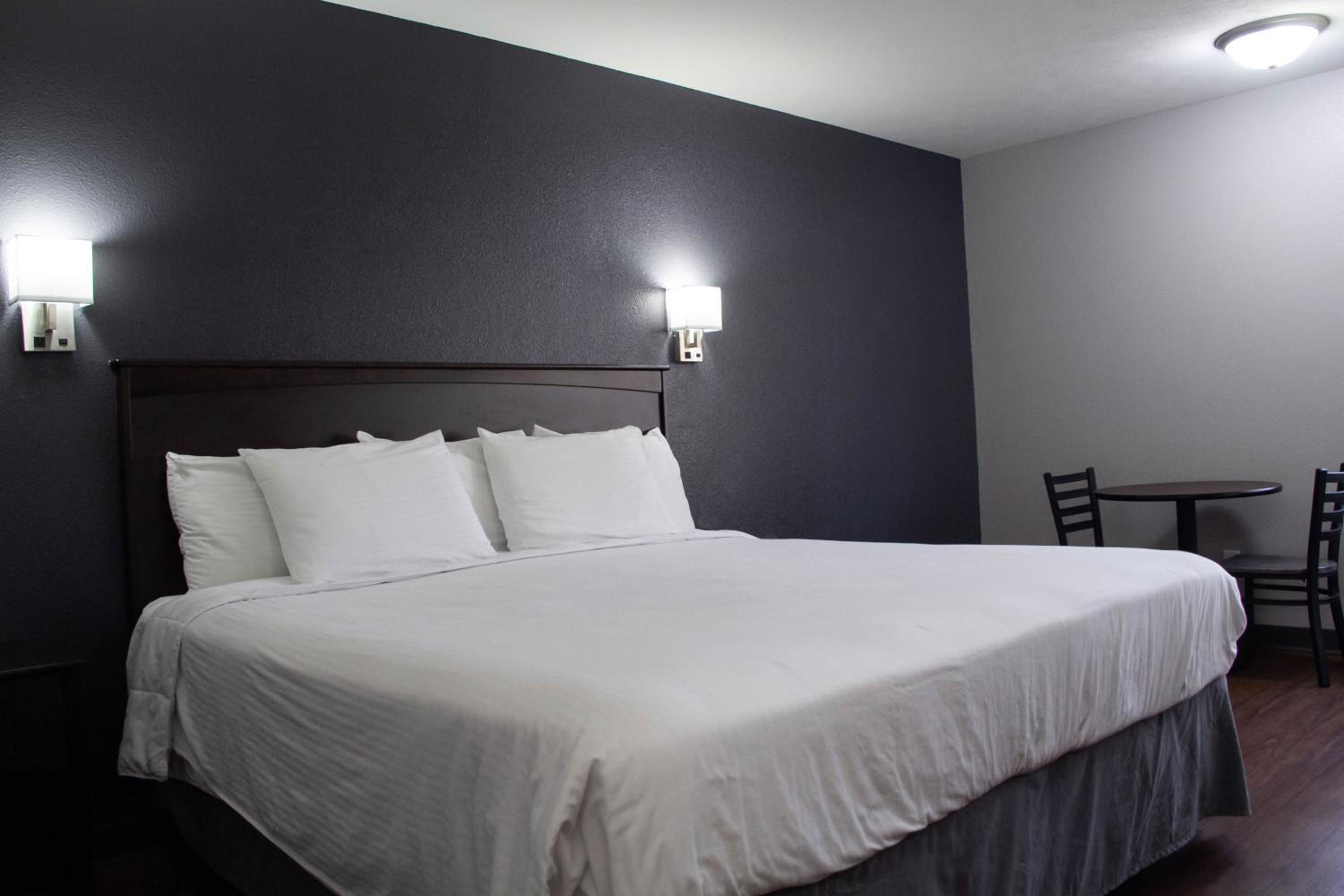 King Room - Non-Smoking - Photo 4