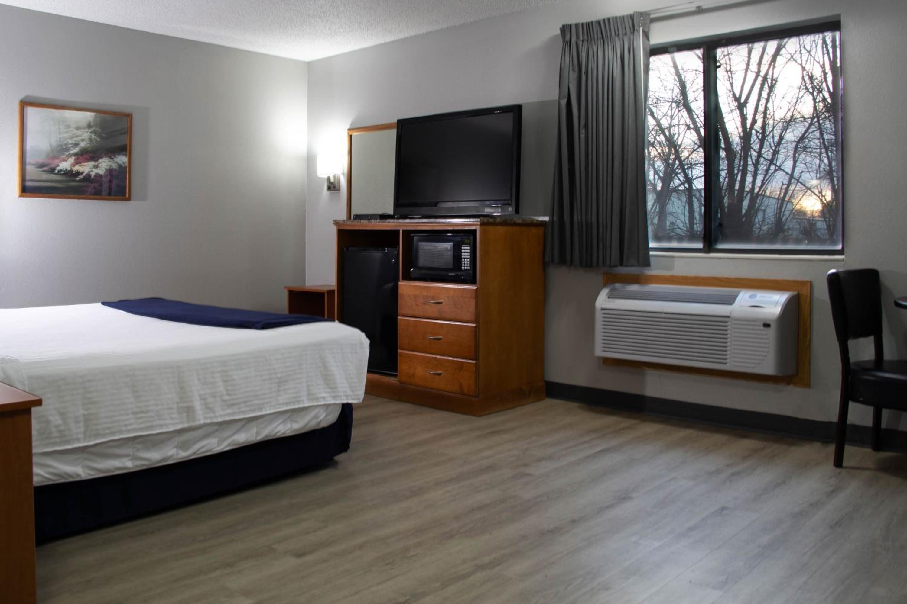 King Suite with Sofa Bed - Non-Smoking - Photo 4