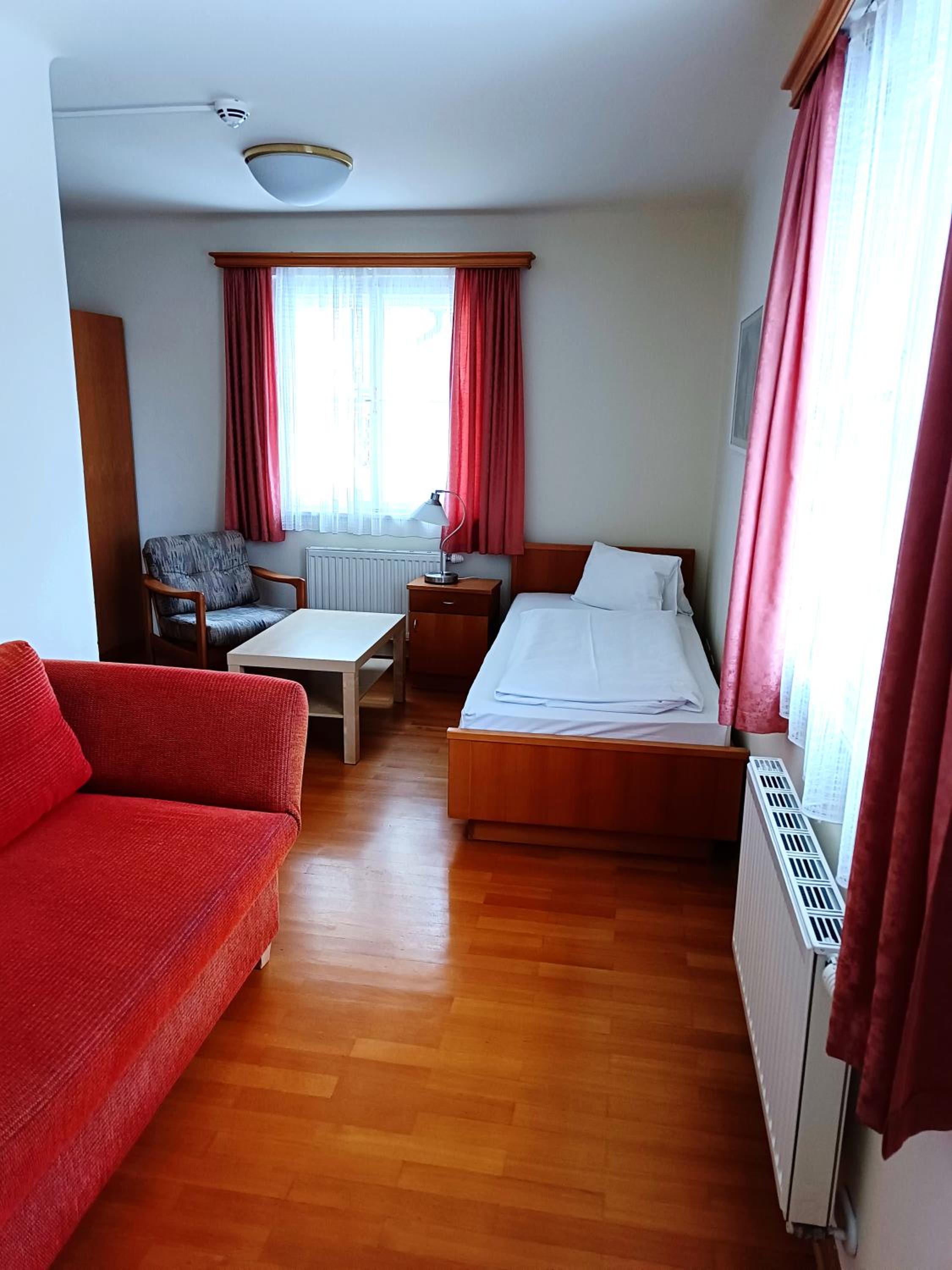 Standard Twin Room - Photo 6
