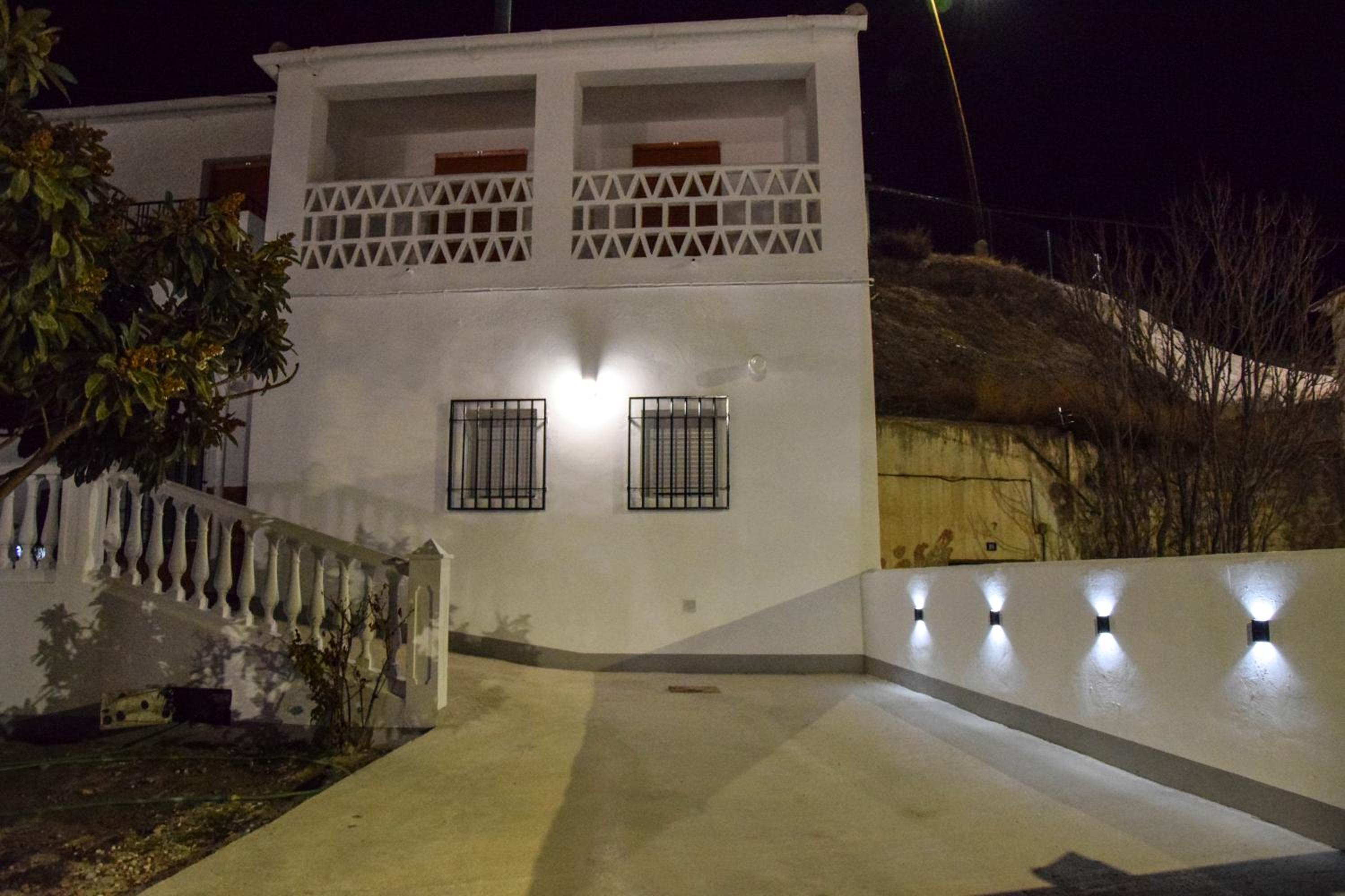Seven-Bedroom House photo 2