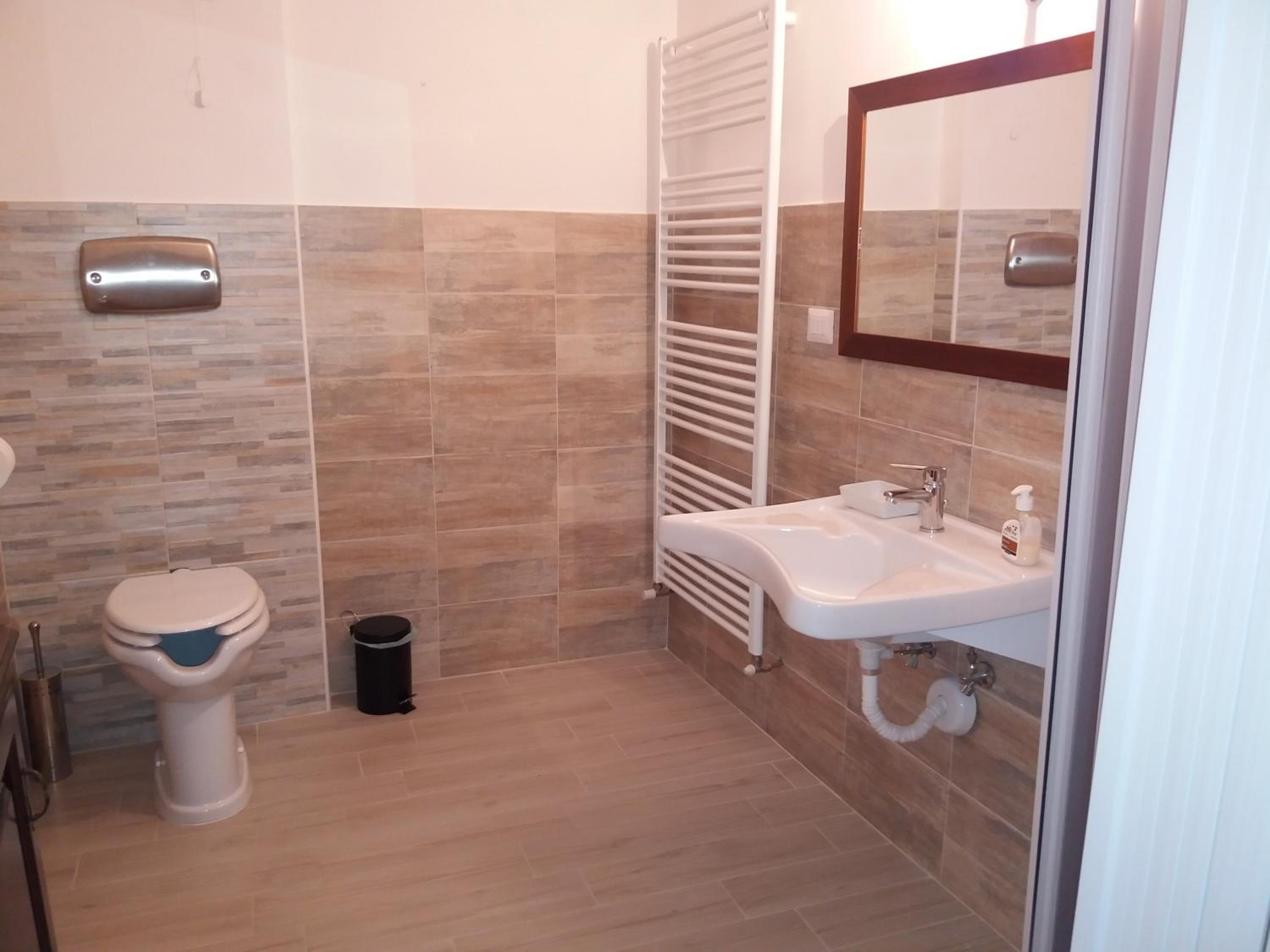 Double Room - Disability Access photo 2