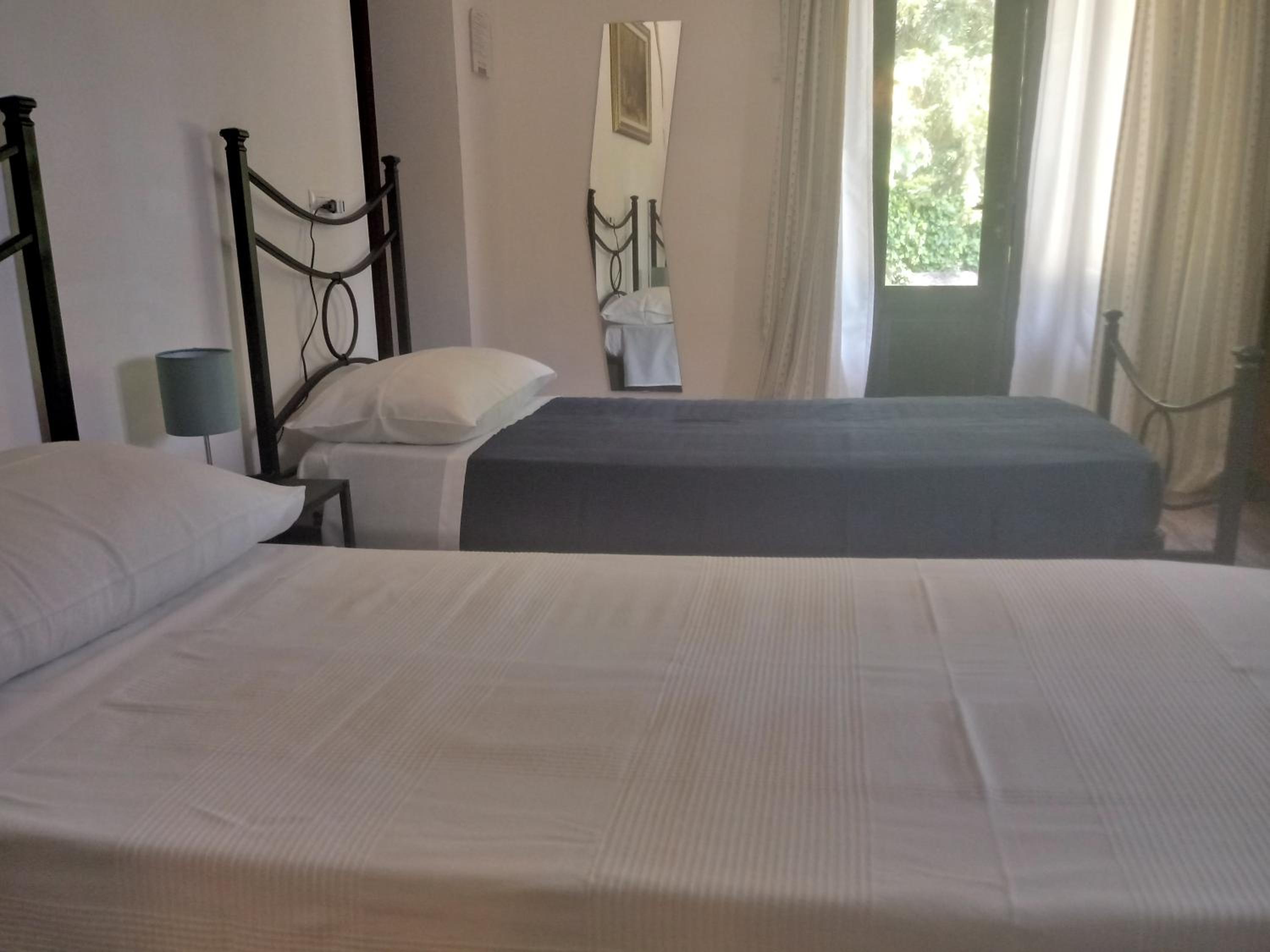 Twin Room with Private Bathroom photo 2