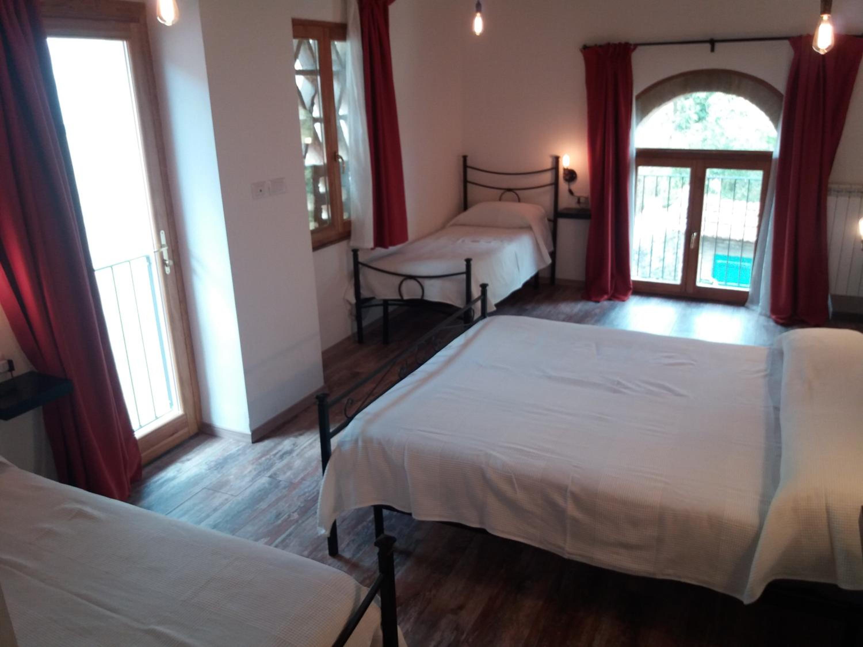 Quadruple Room with Private Bathroom photo 3