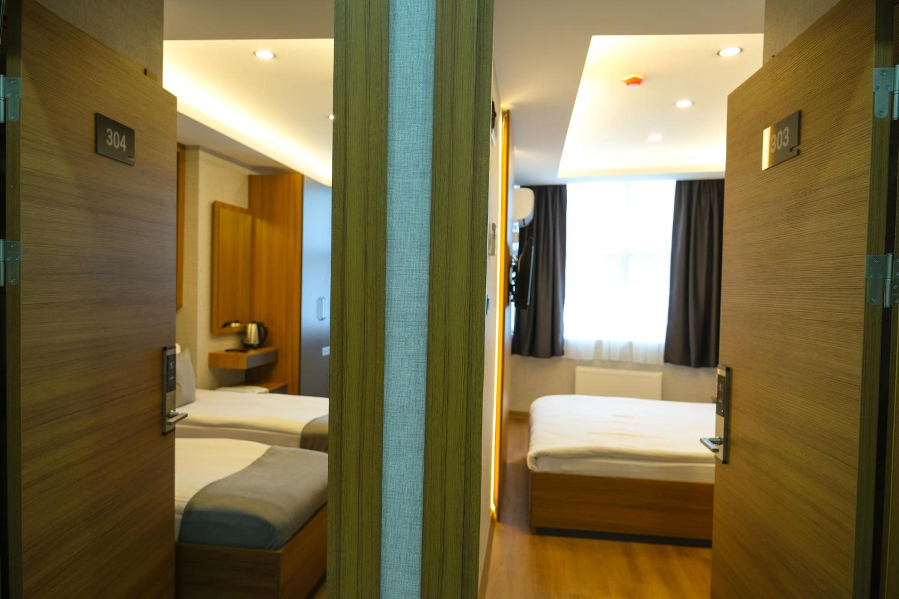 Deluxe Double or Twin Room photo 3