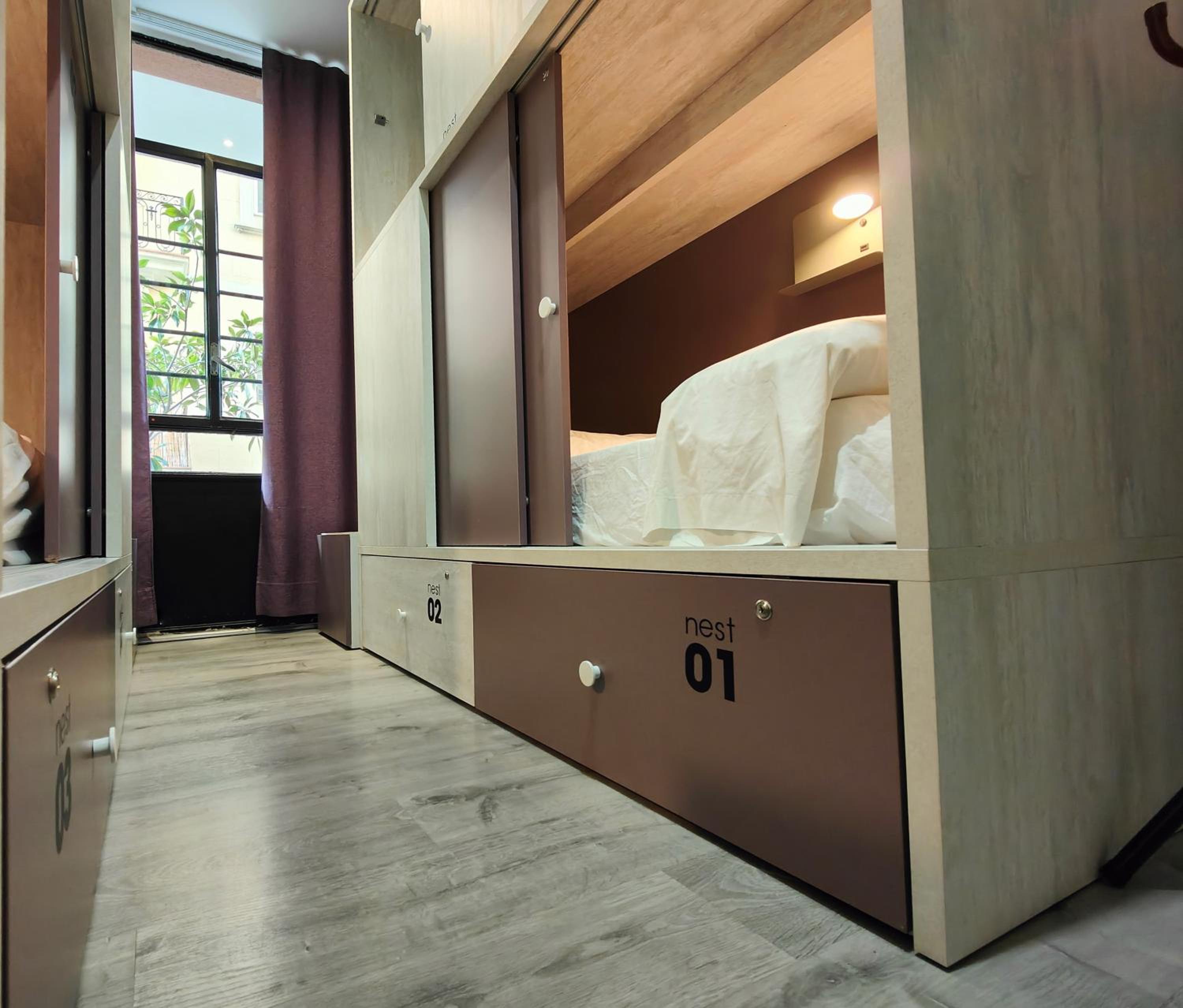Cama en Habitación Compartida Femenina de 6 Camas
