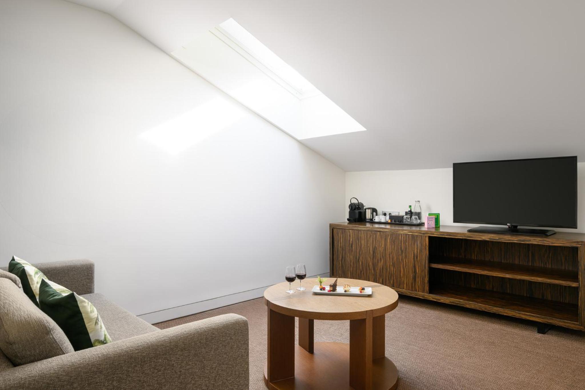Deluxe Suite with Spa Bath - Photo 3