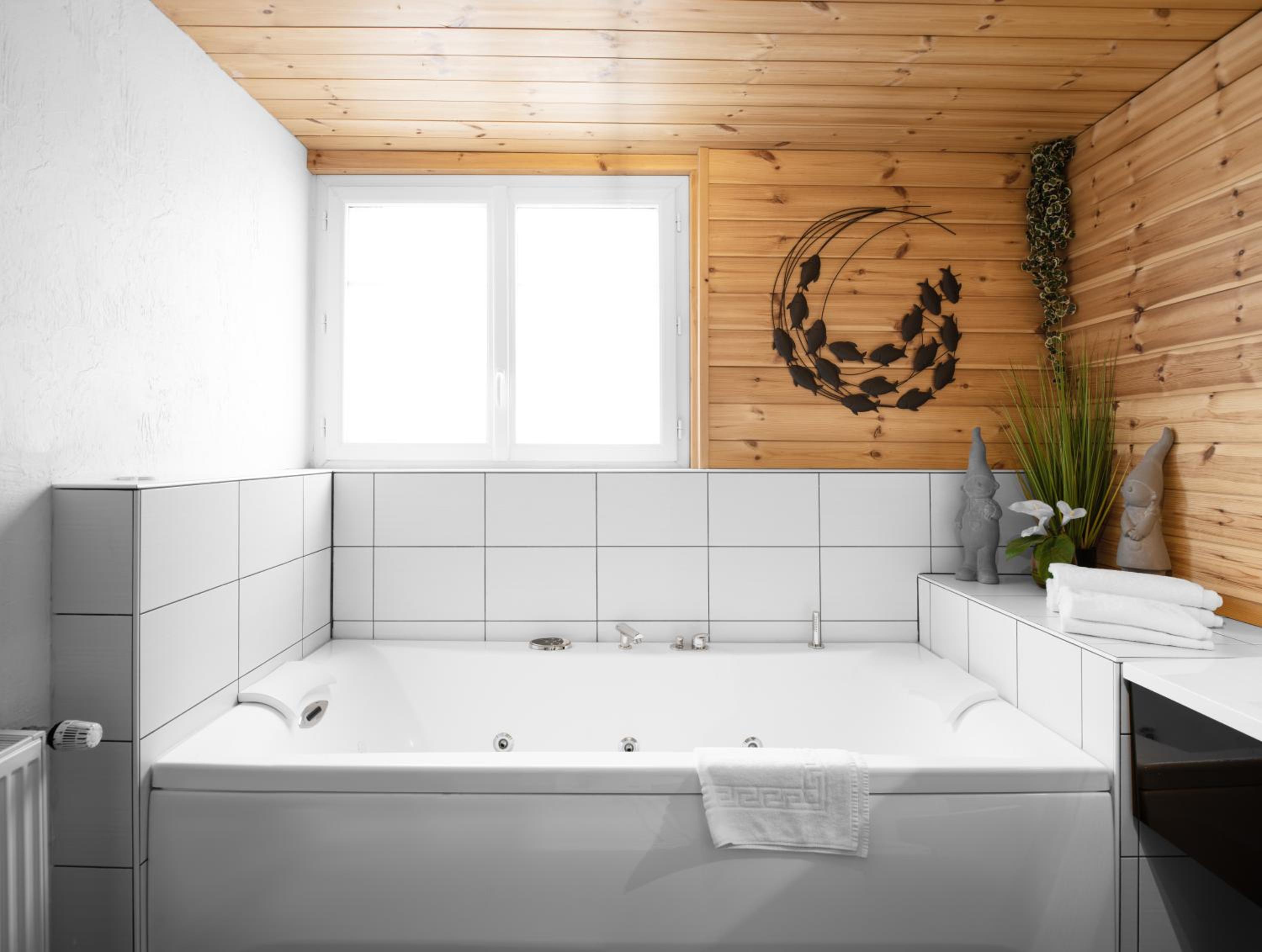King Room with Spa Bath - Photo 3