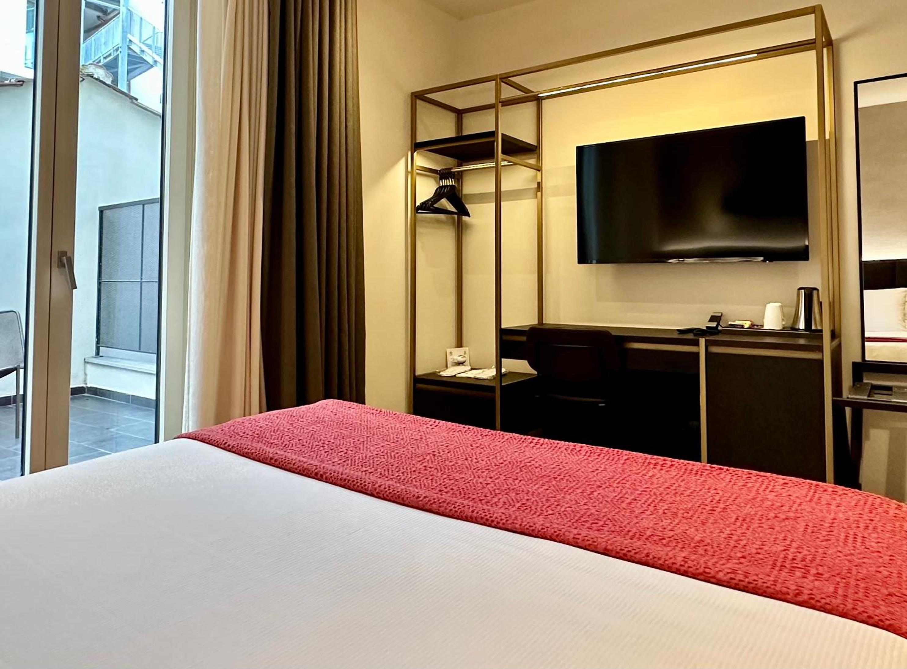 Deluxe Double Room with Balcony photo 3