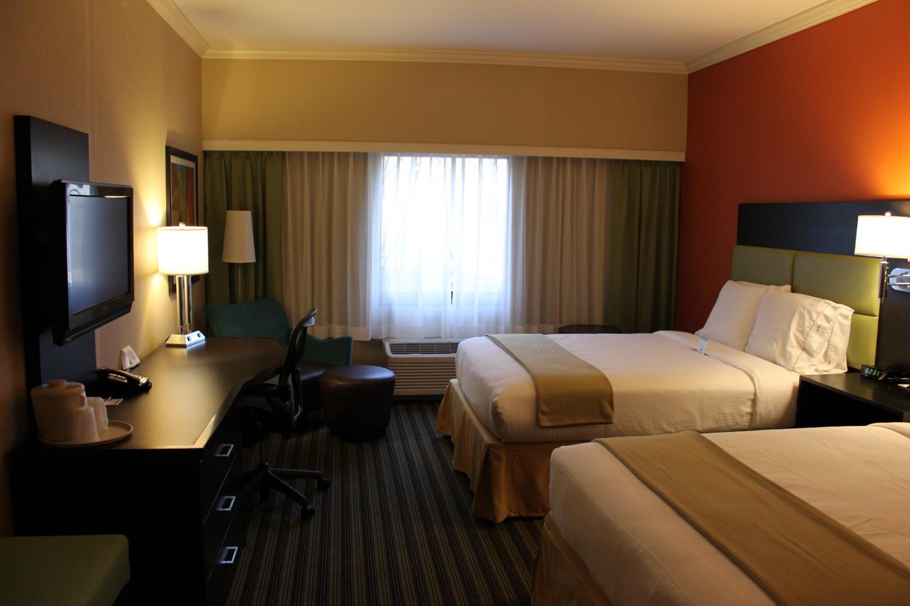 Standard Room with Two Queen Beds photo 1