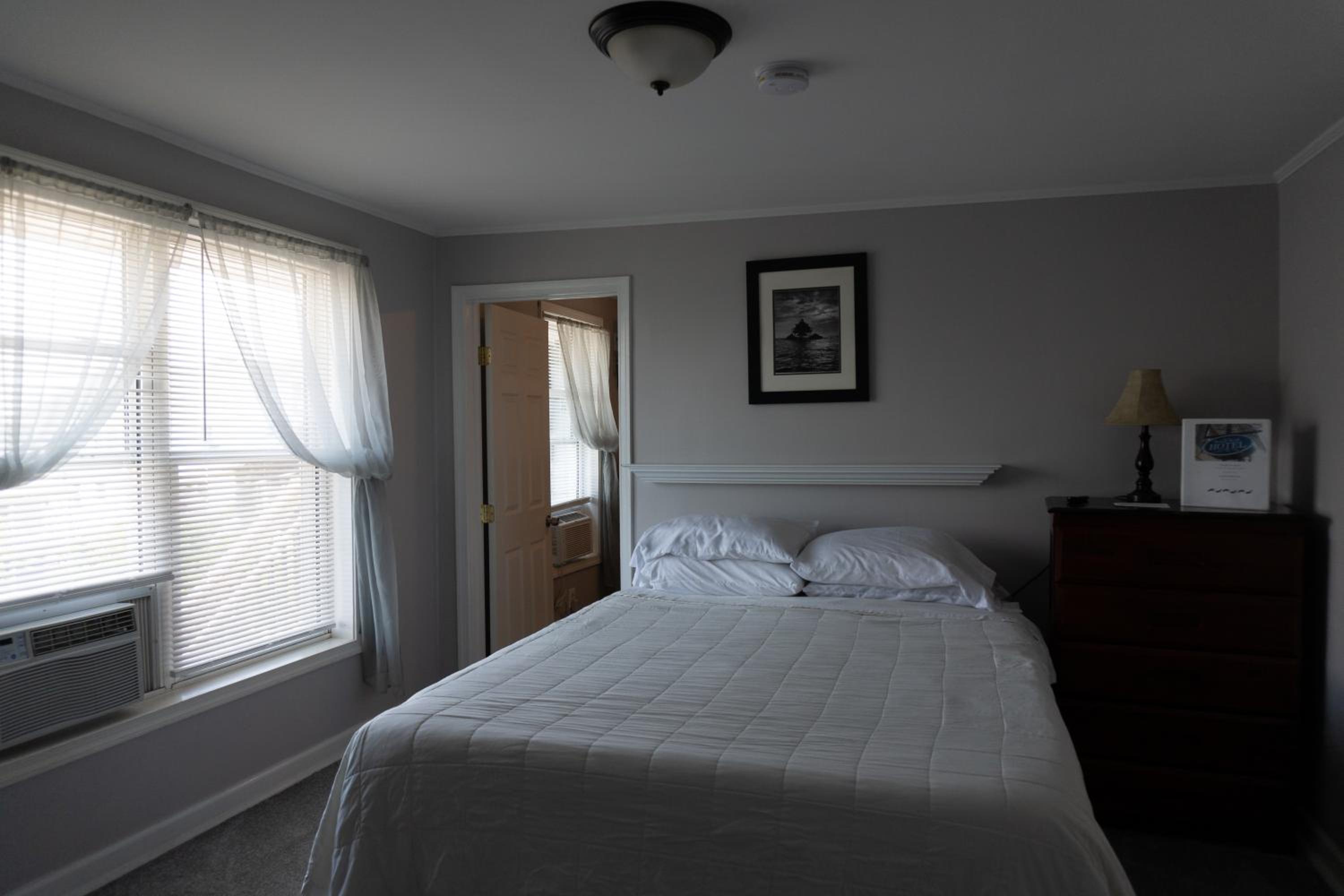 Queen Room with Two Queen Beds photo 3