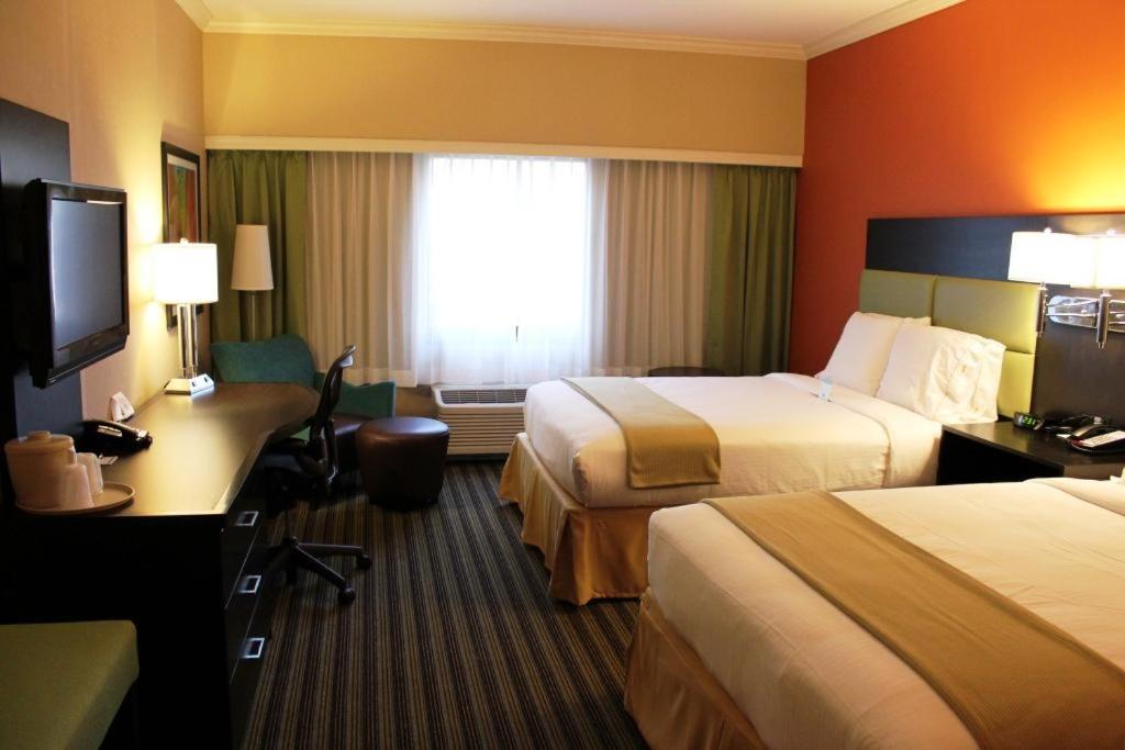Standard Room with Two Queen Beds photo 3