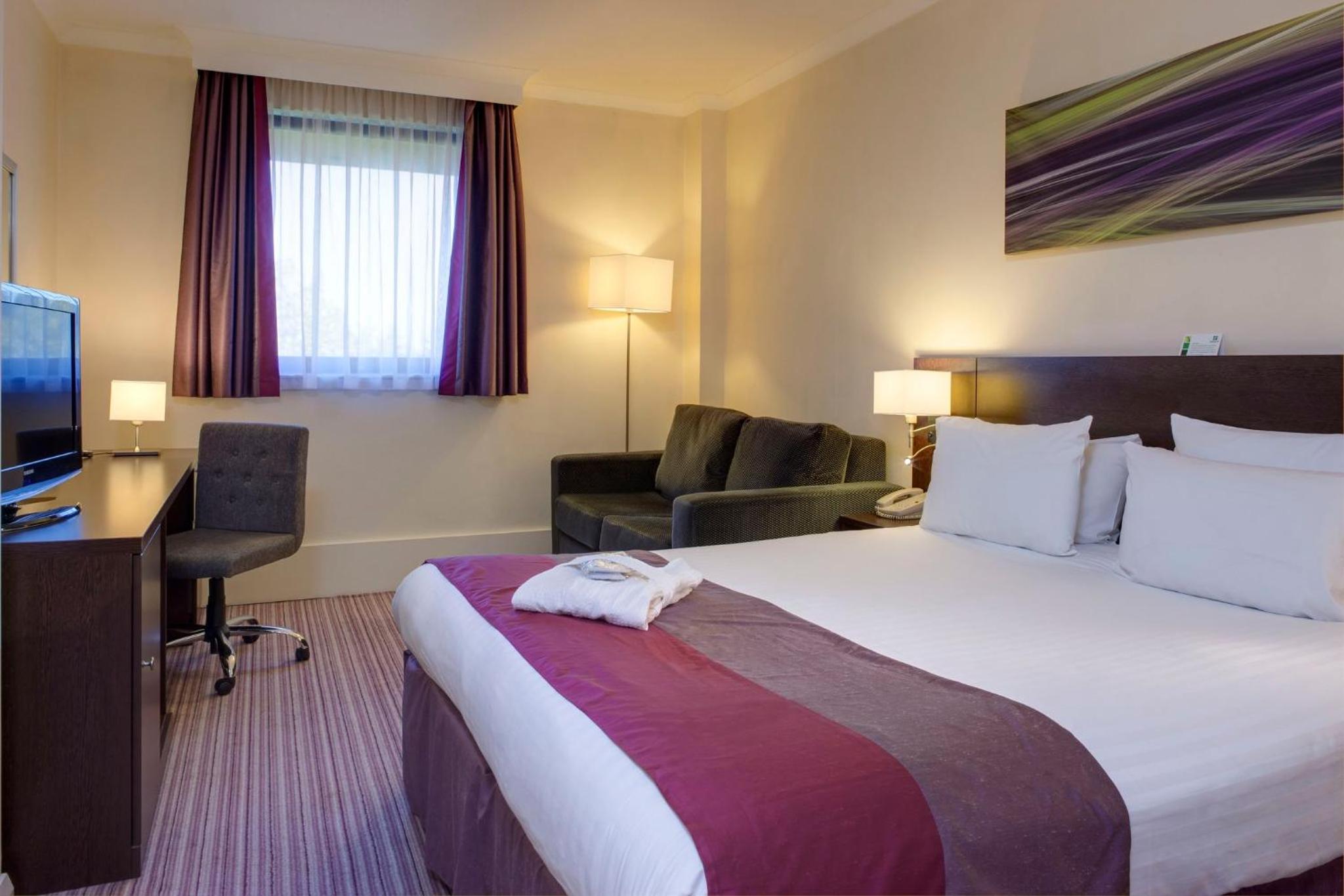 Standard Queen Room with Sofa Bed - Non-Smoking - Photo 11