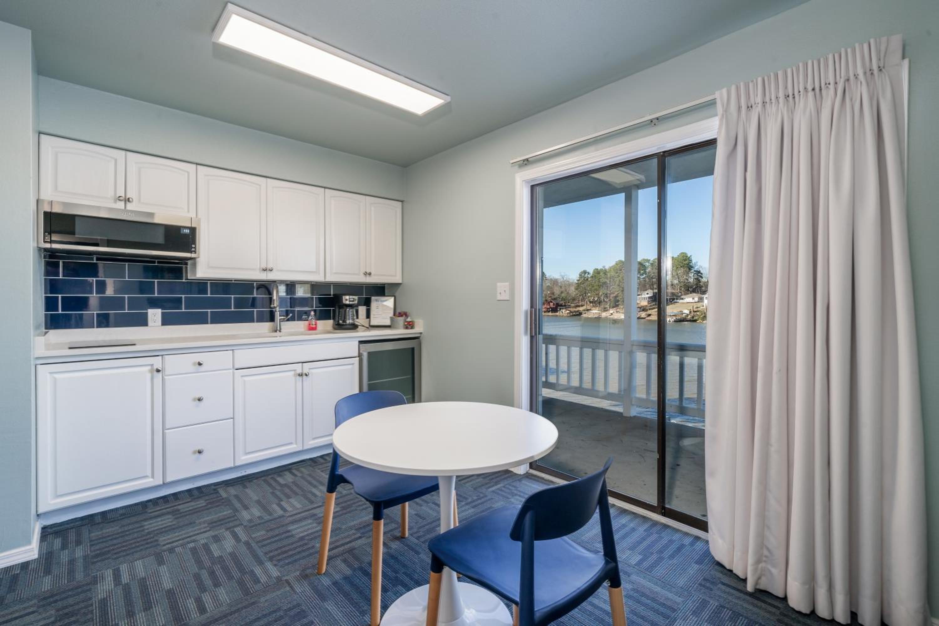King Studio with Lake View - Upper floor - Photo 8