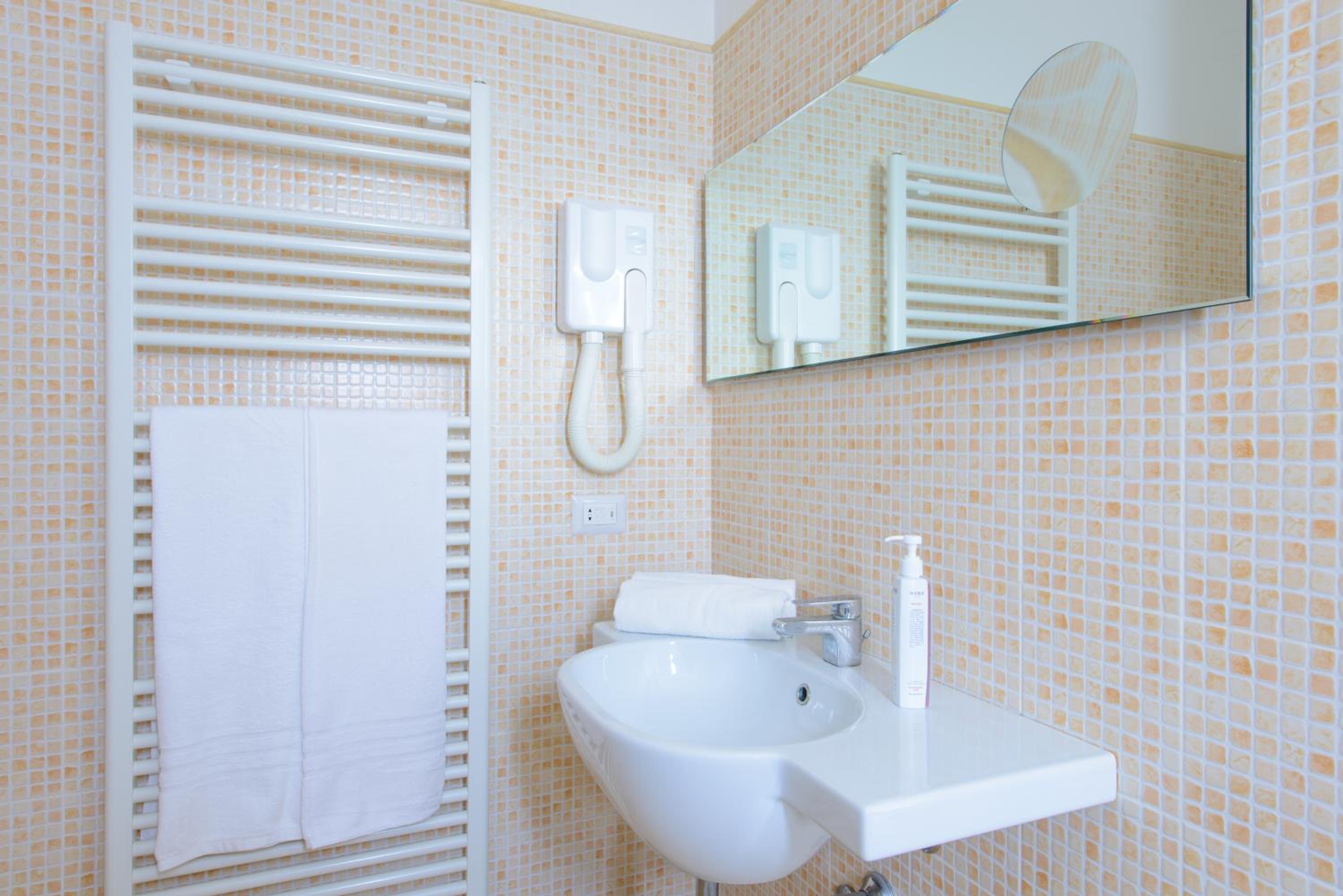 Superior Double or Twin Room - Photo 6