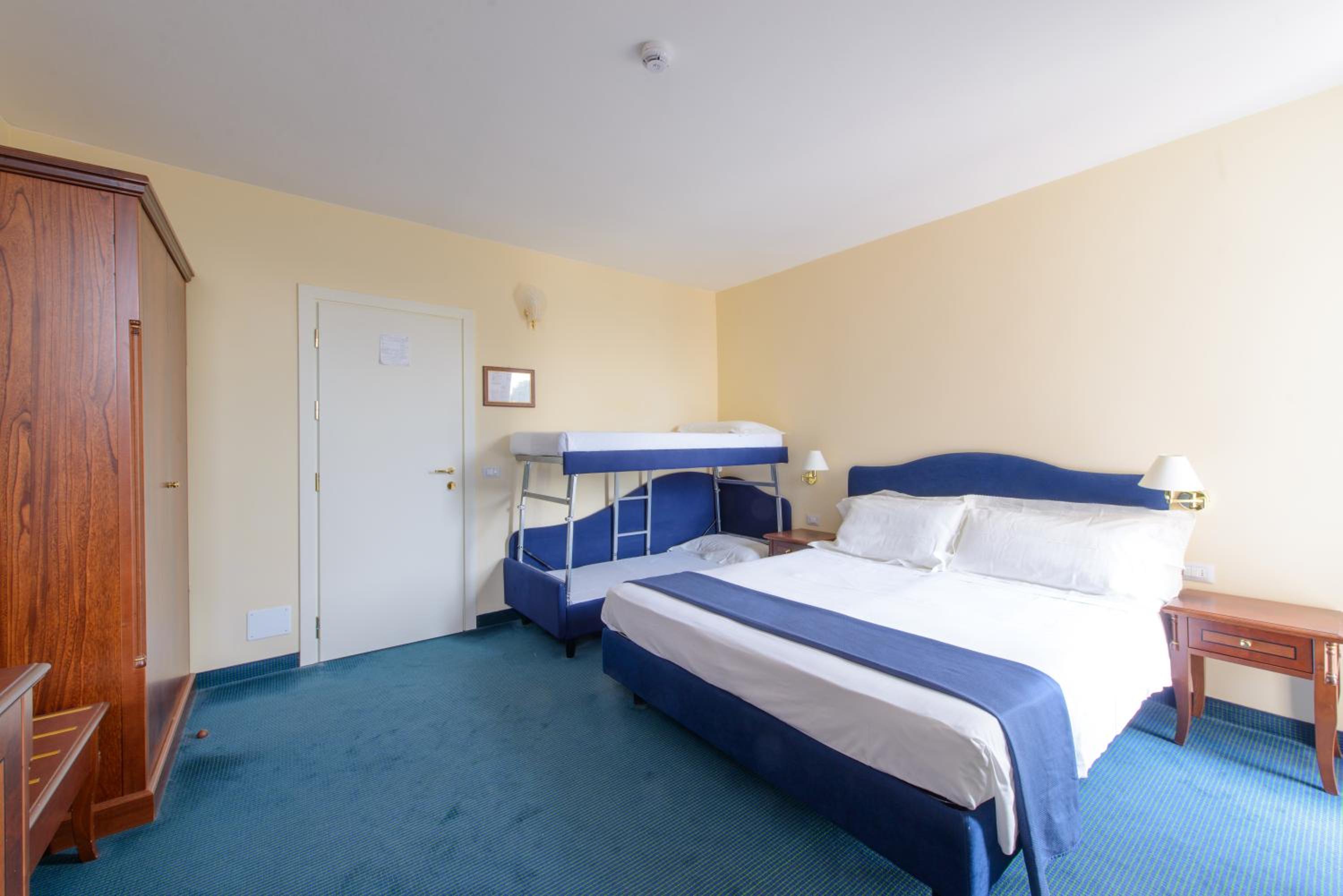 Superior Quadruple Room - Photo 5