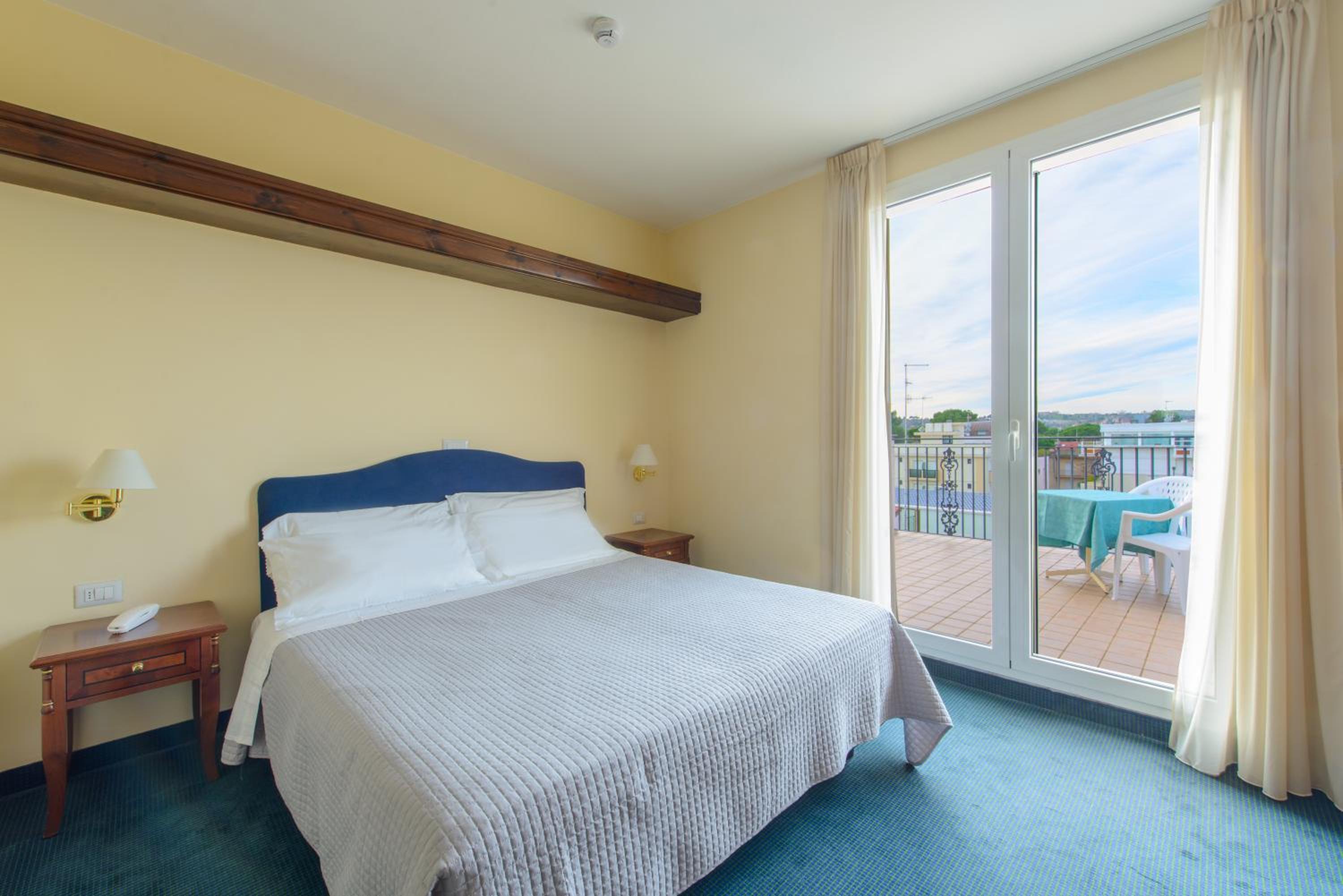 Deluxe Double or Twin Room with Balcony - Photo 3