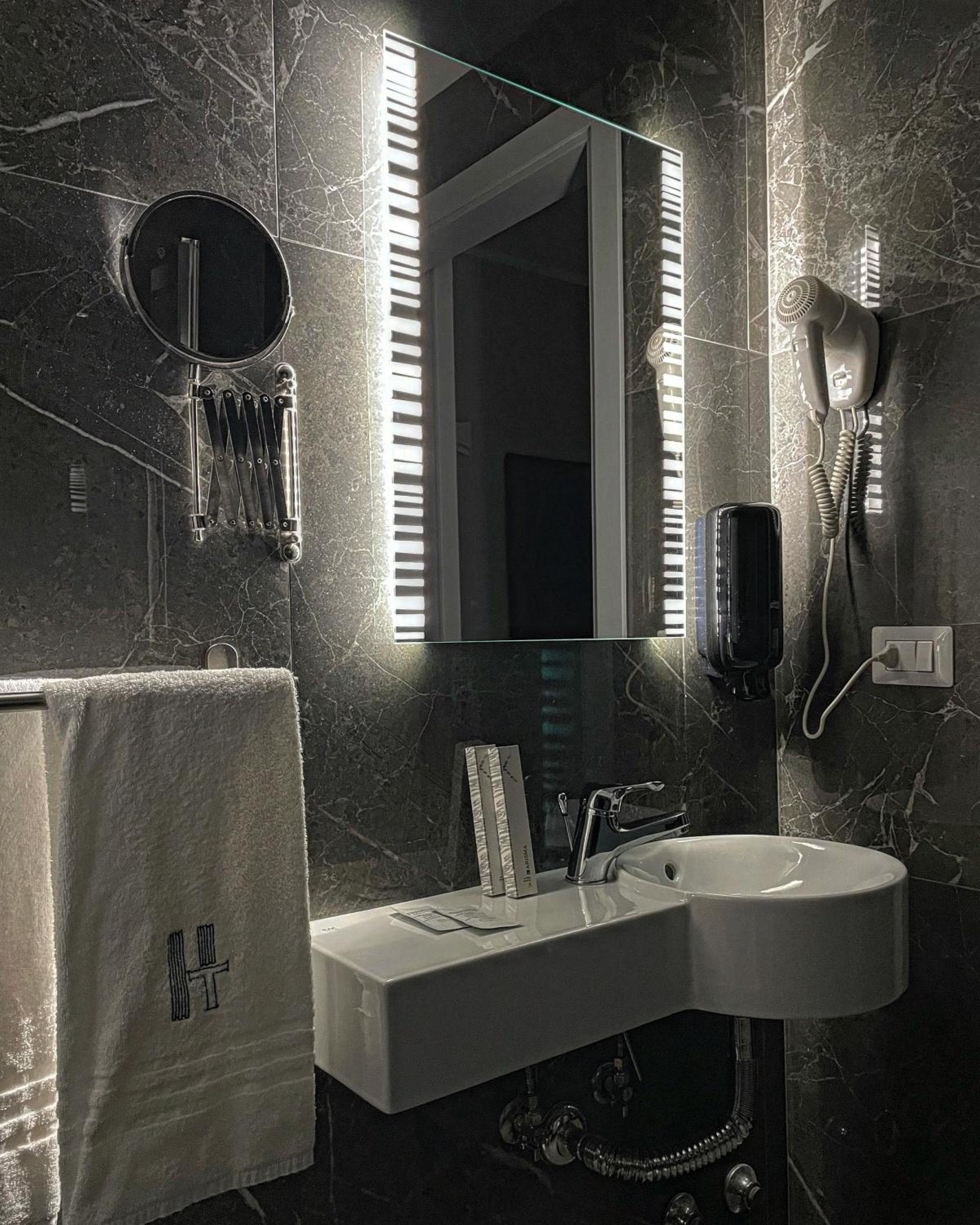 Double Room - Photo 17