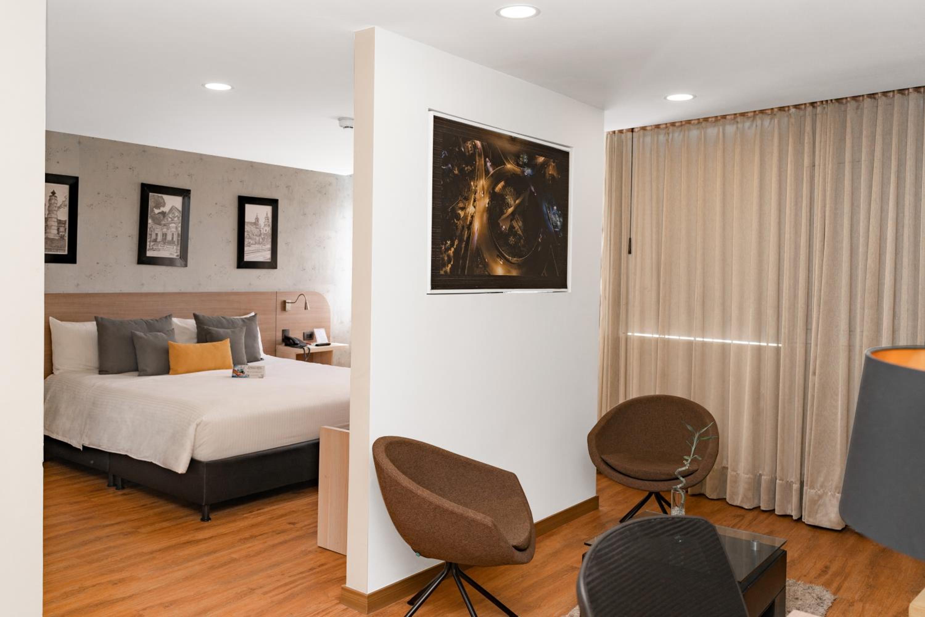 Suite - Photo 1