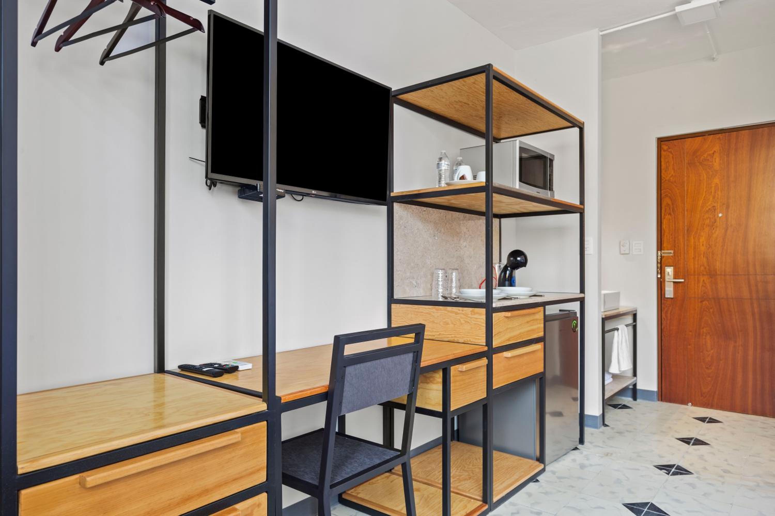 Deluxe King Suite - Photo 19