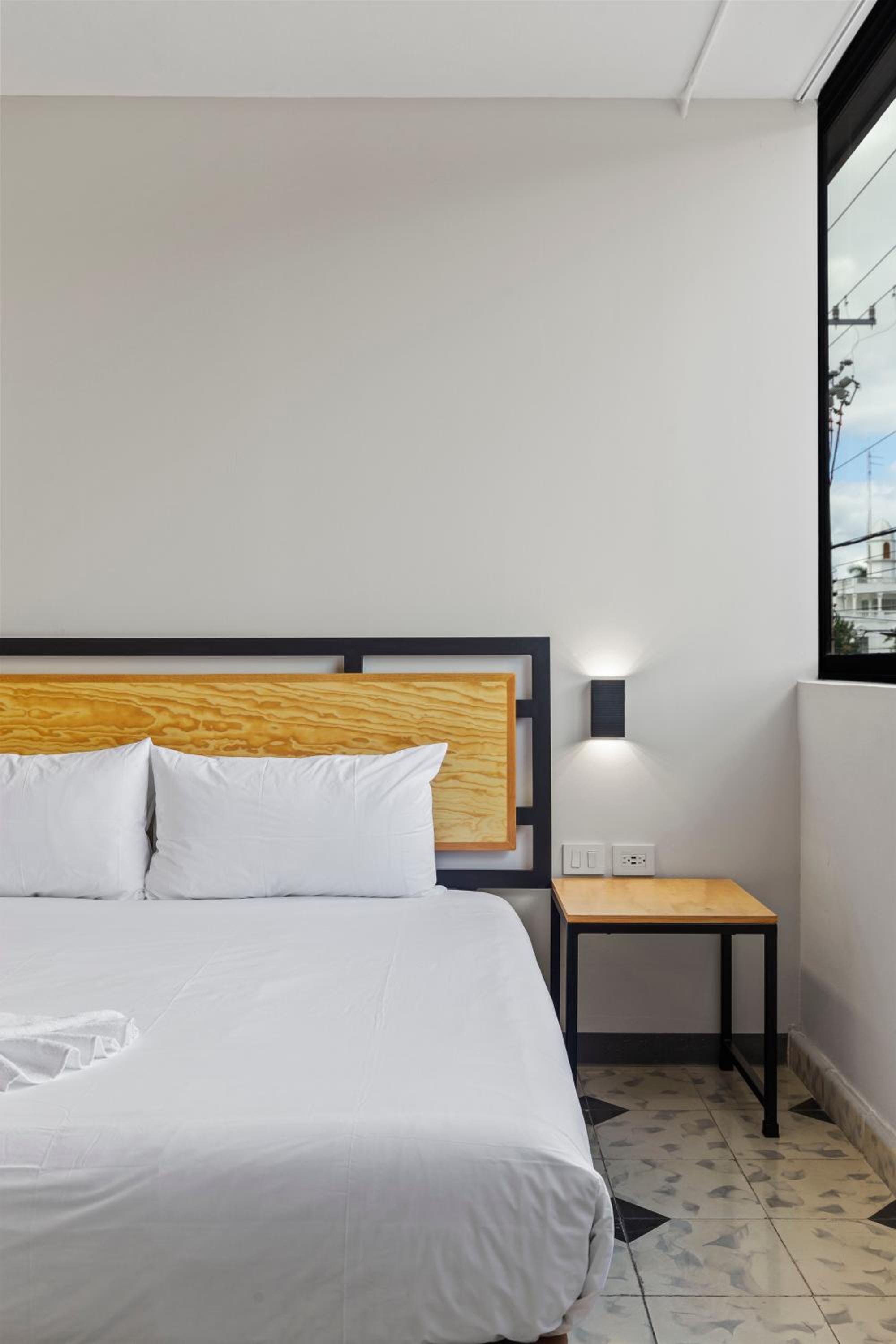 Deluxe King Suite - Photo 18