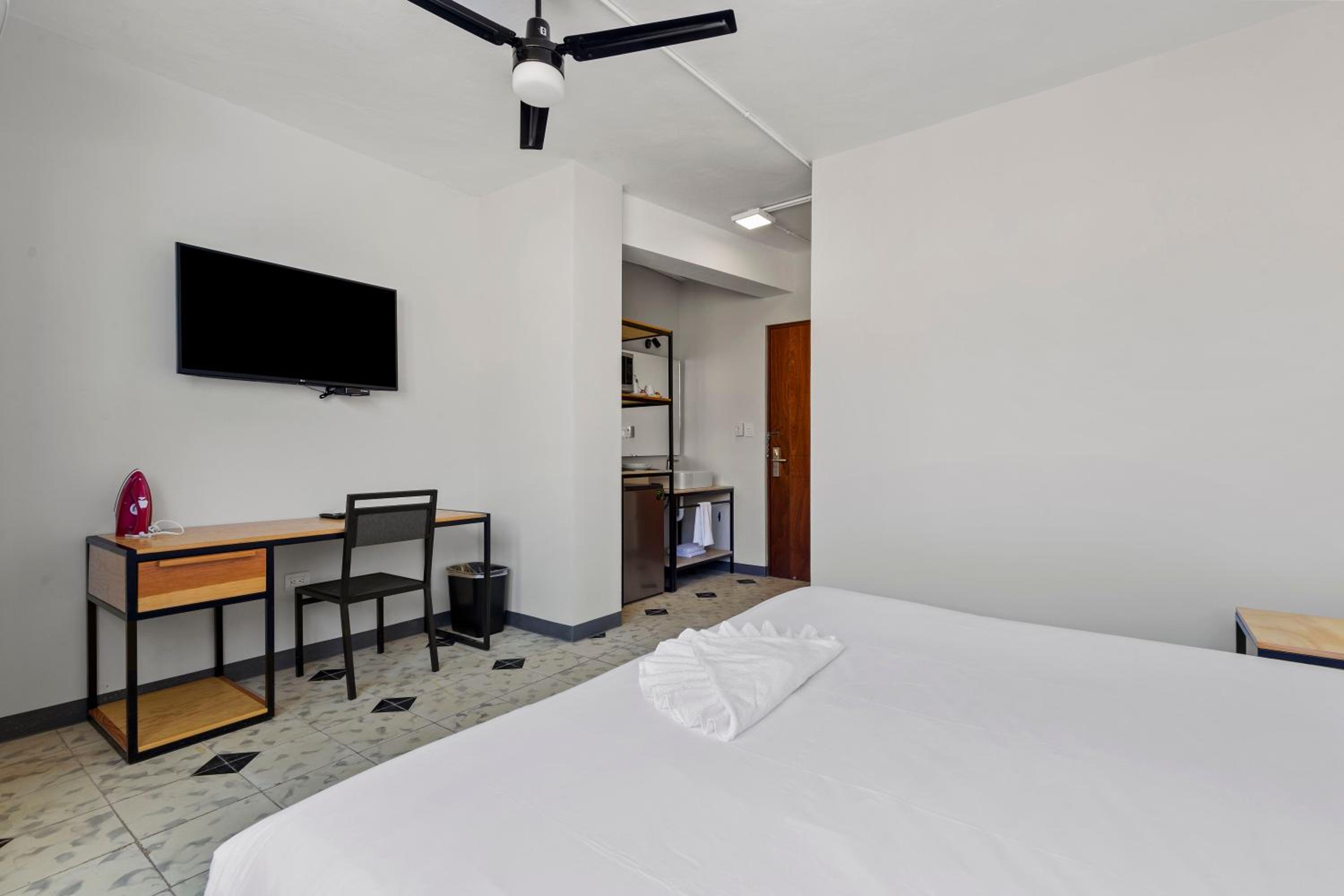 Deluxe King Suite - Photo 17