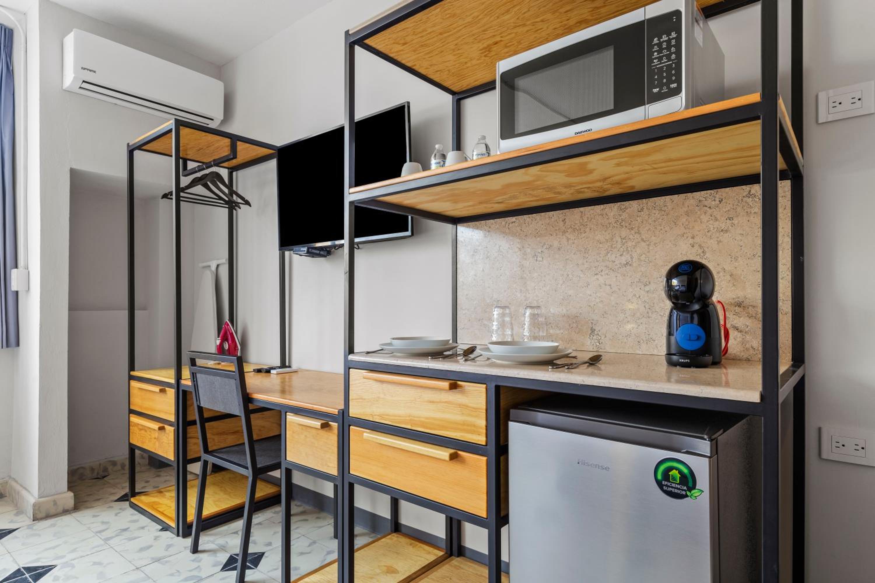 Deluxe King Suite - Photo 15