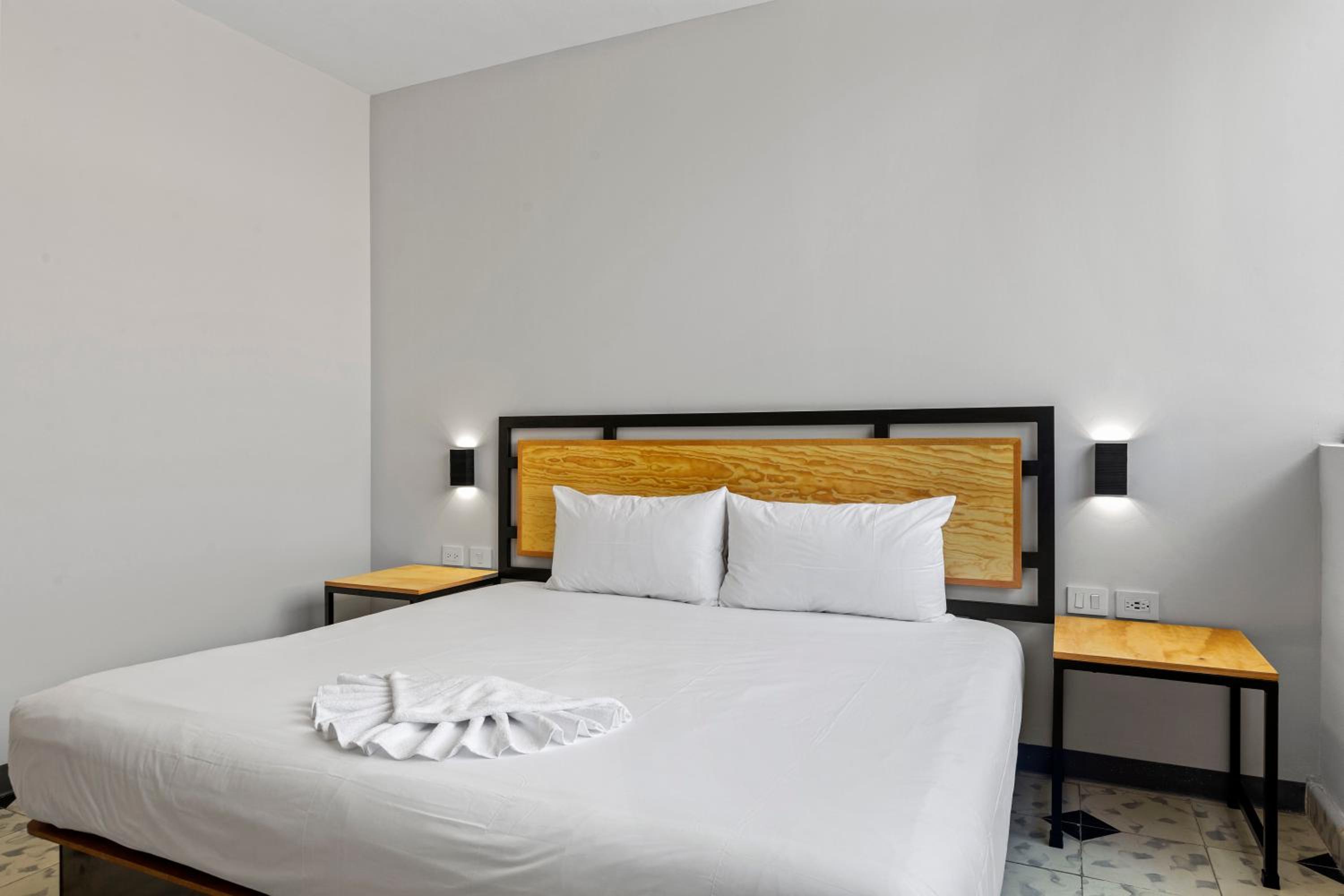 Deluxe King Suite - Photo 12