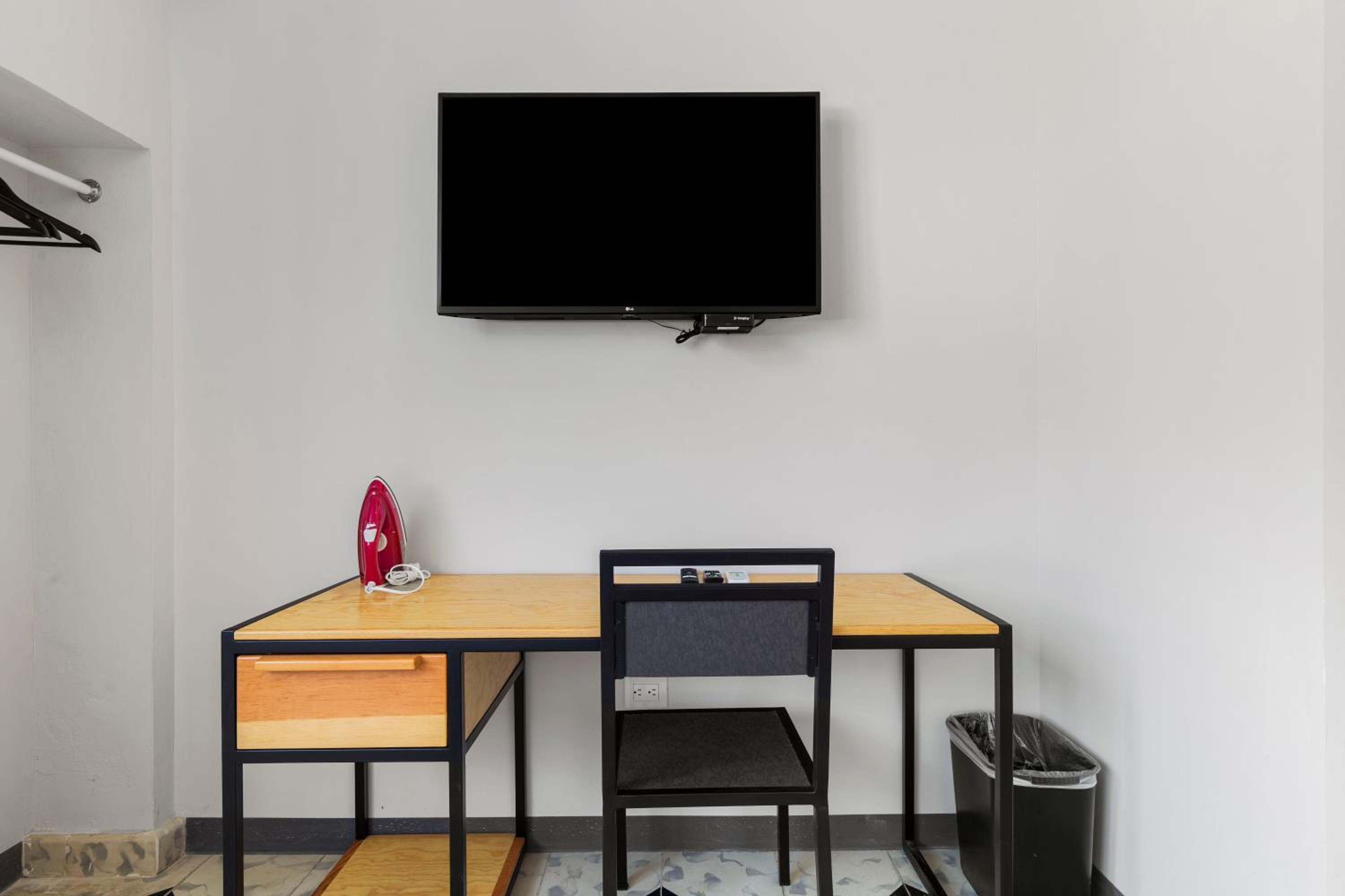 Deluxe King Suite - Photo 11