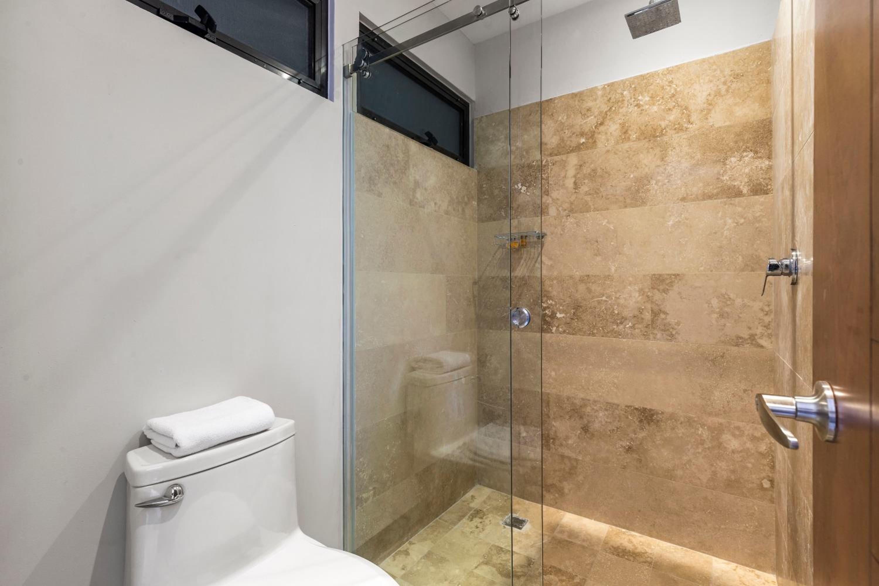 Deluxe King Suite - Photo 9
