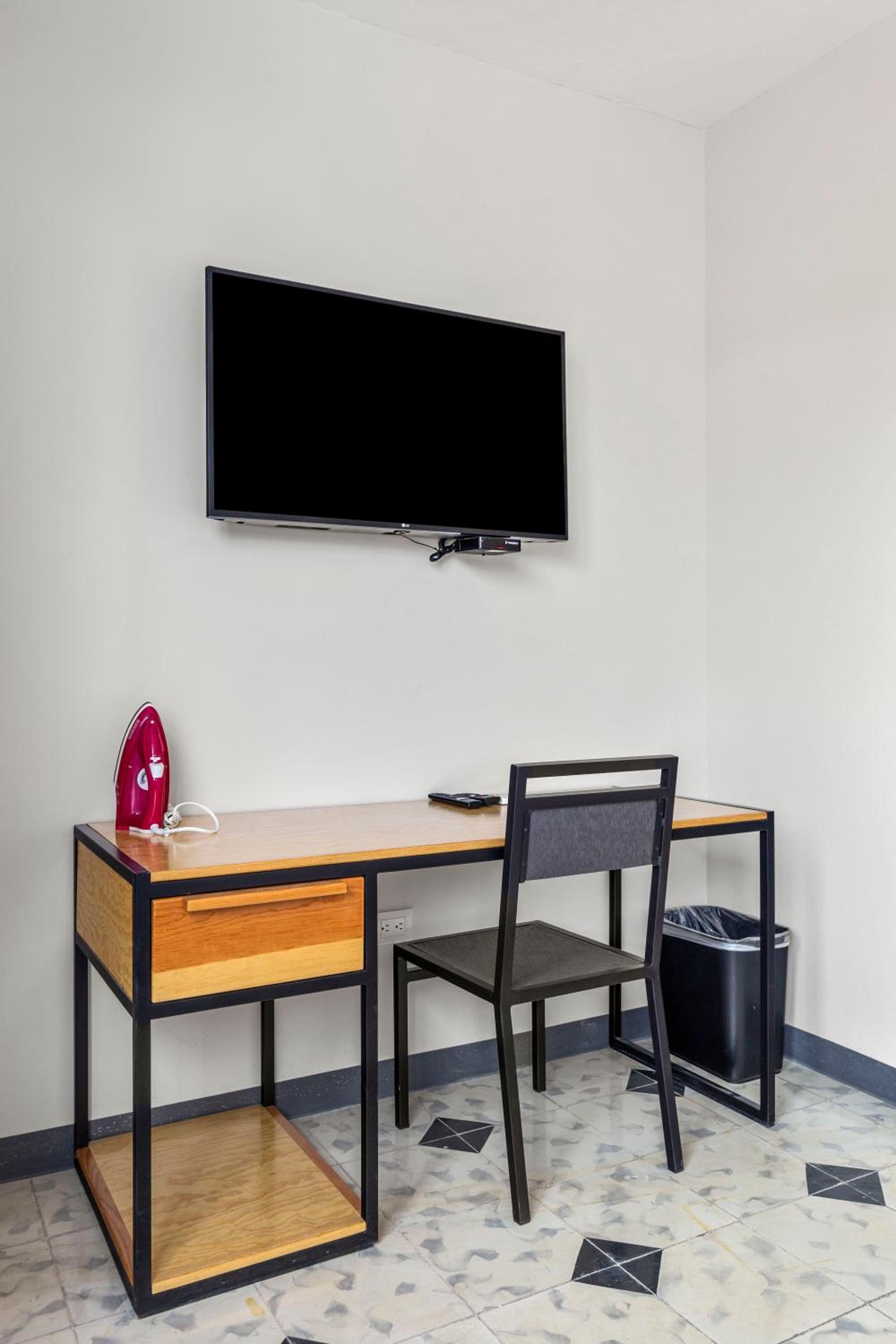 Deluxe King Suite - Photo 8