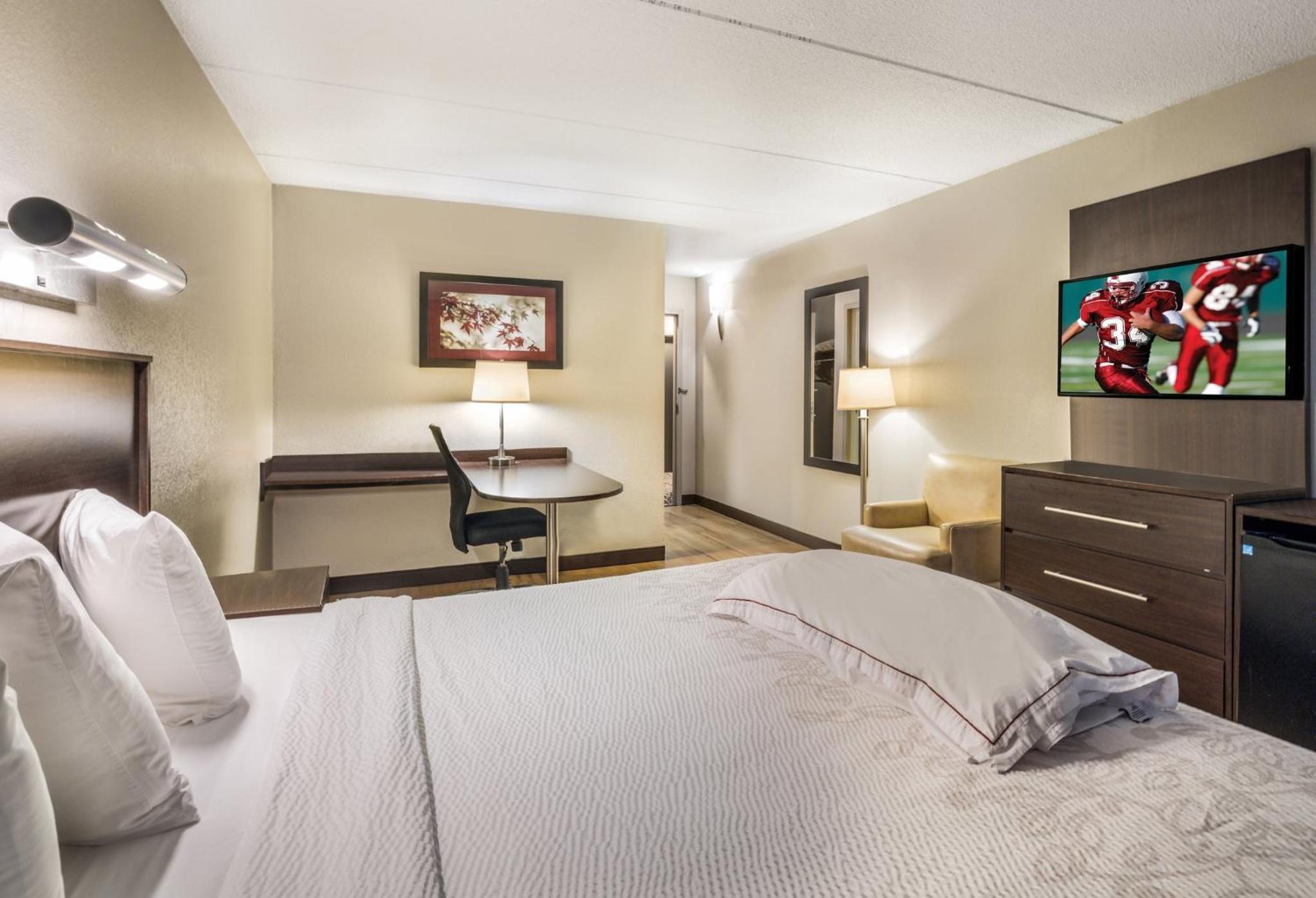 Premium King Room Disability Access Smoke Free (Upgraded Bedding and Snack Box) - Photo 2