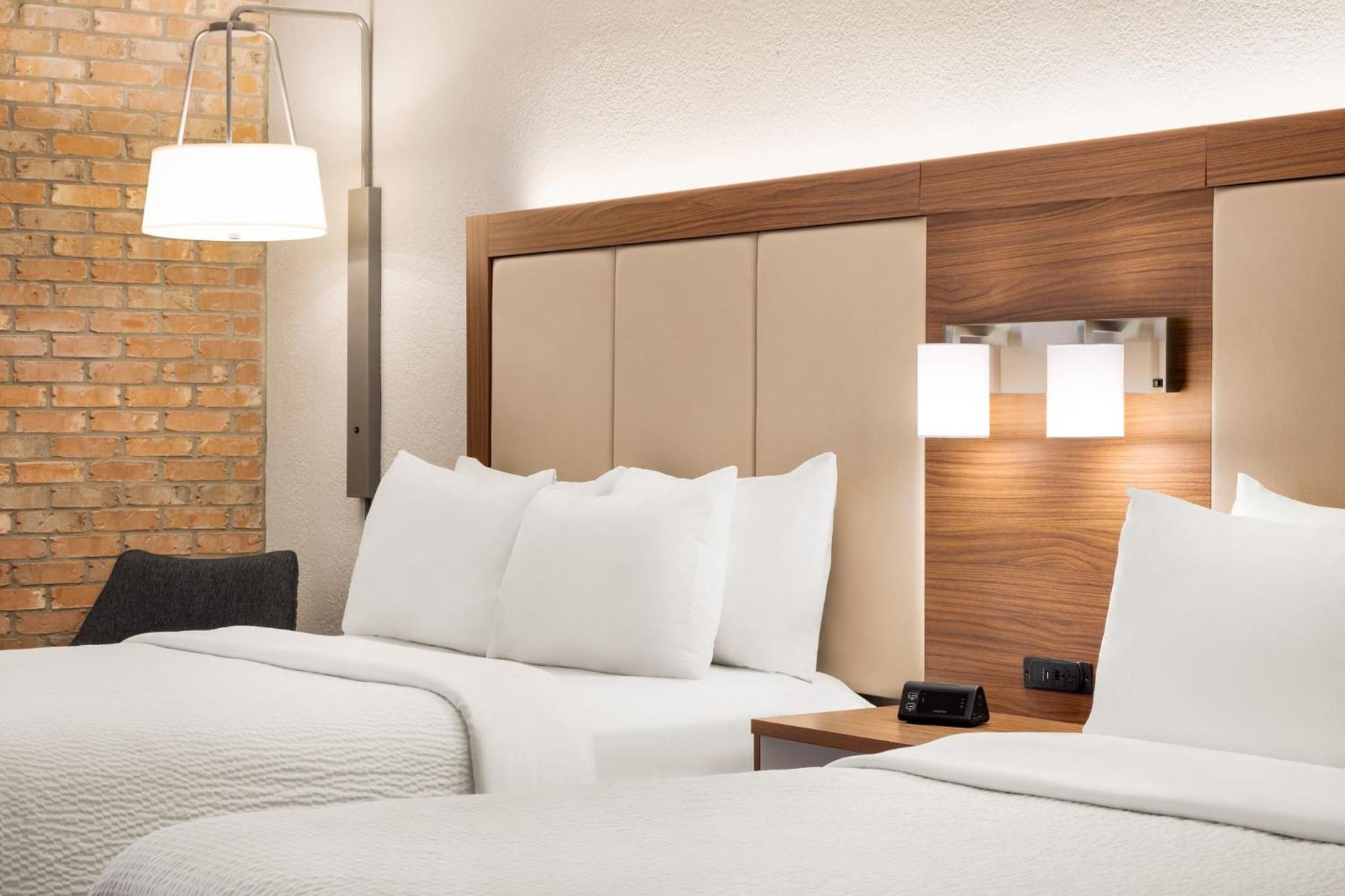 Standard Queen Room with Two Queen Beds - Photo 8