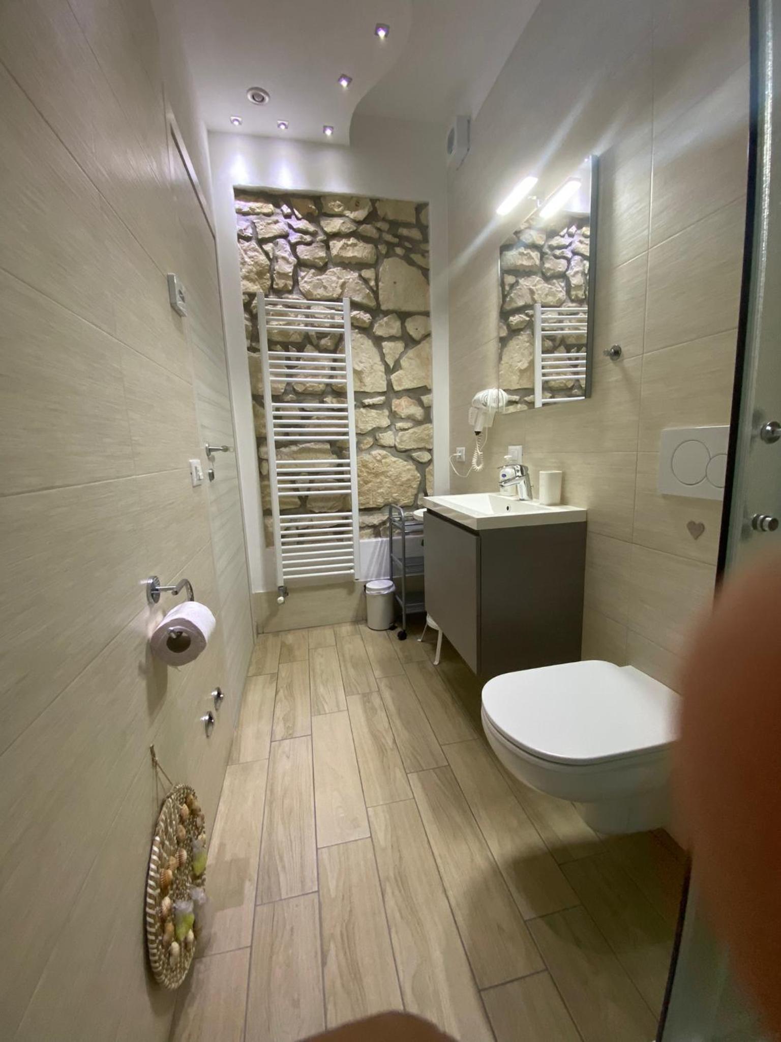 Triple Room with Private External Bathroom - Photo 9