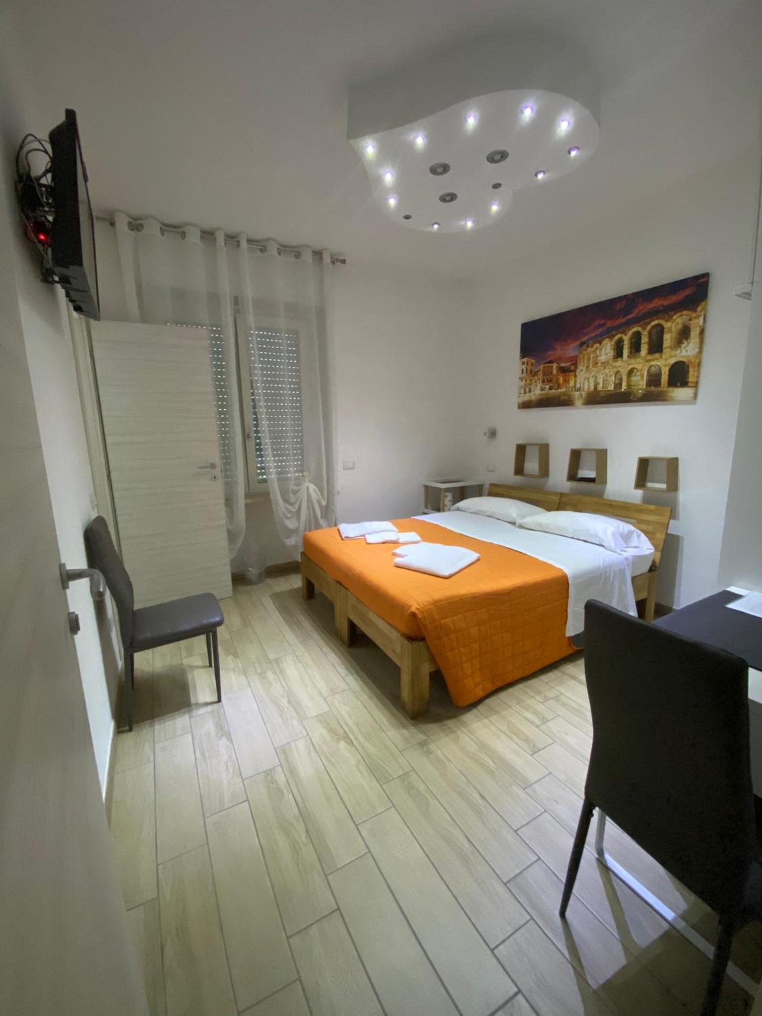 Double or Twin Room with Private Bathroom - Photo 7