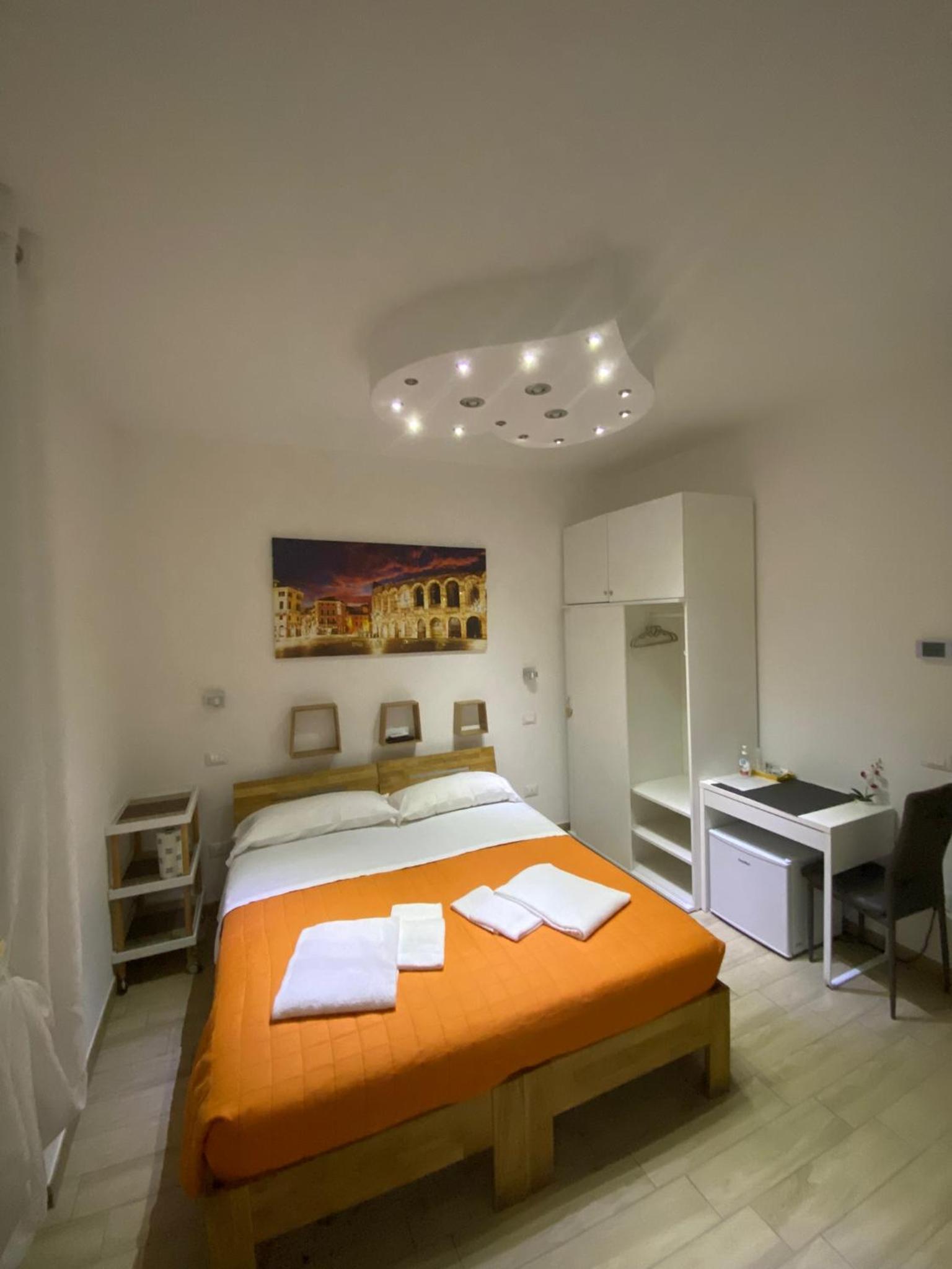 Double or Twin Room with Private Bathroom - Photo 6