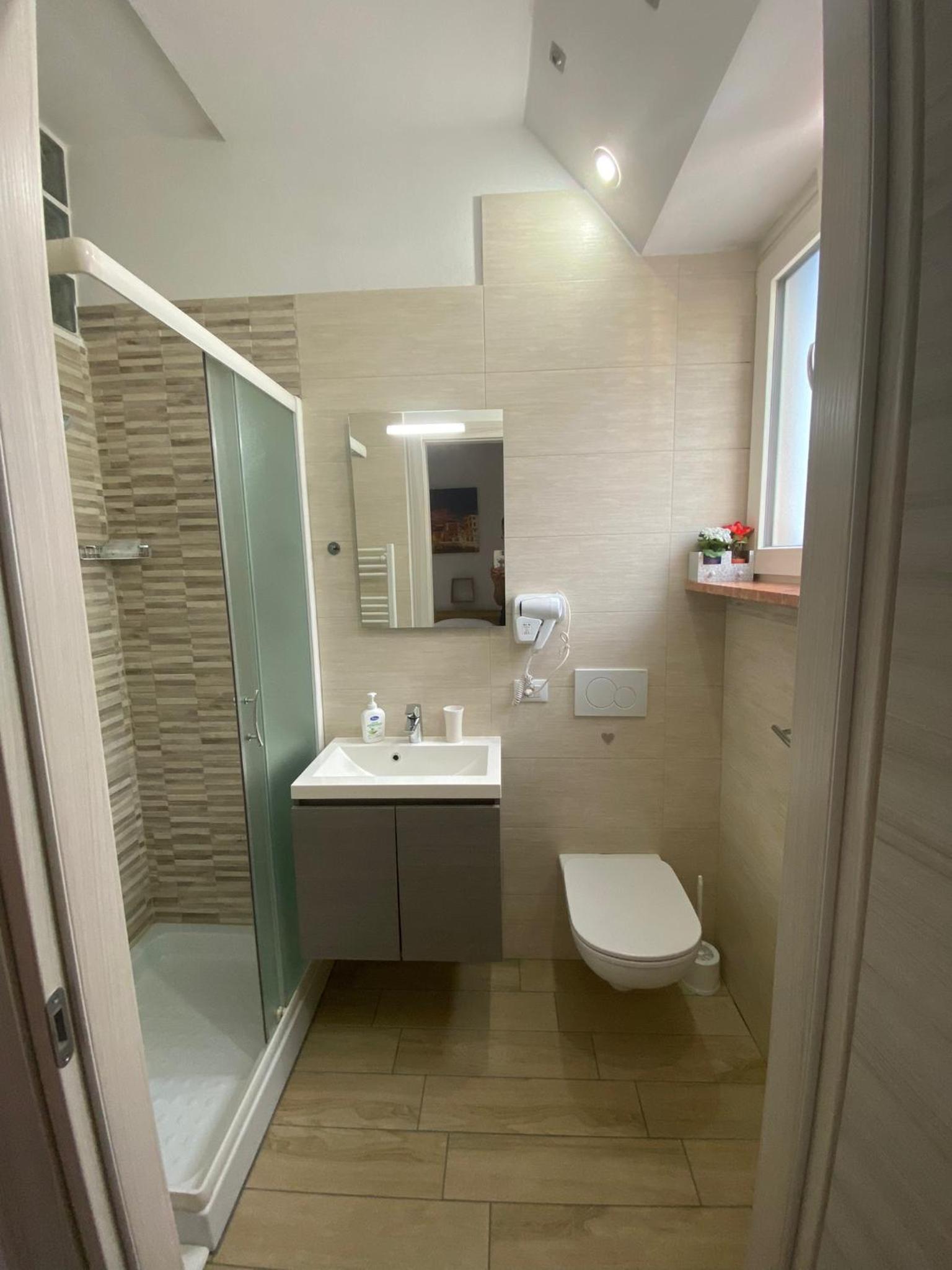 Double or Twin Room with Private Bathroom - Photo 4