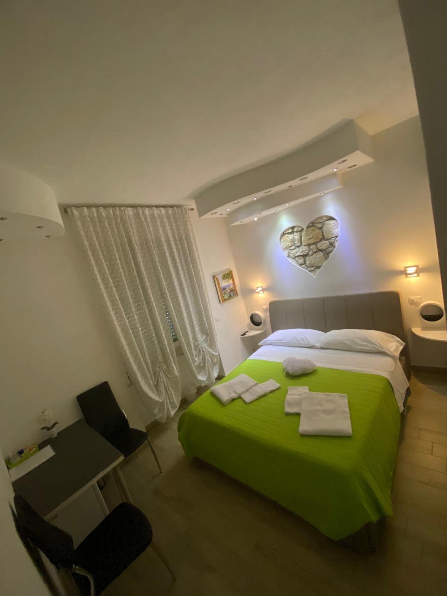Double Room with Private Bathroom - Photo 9