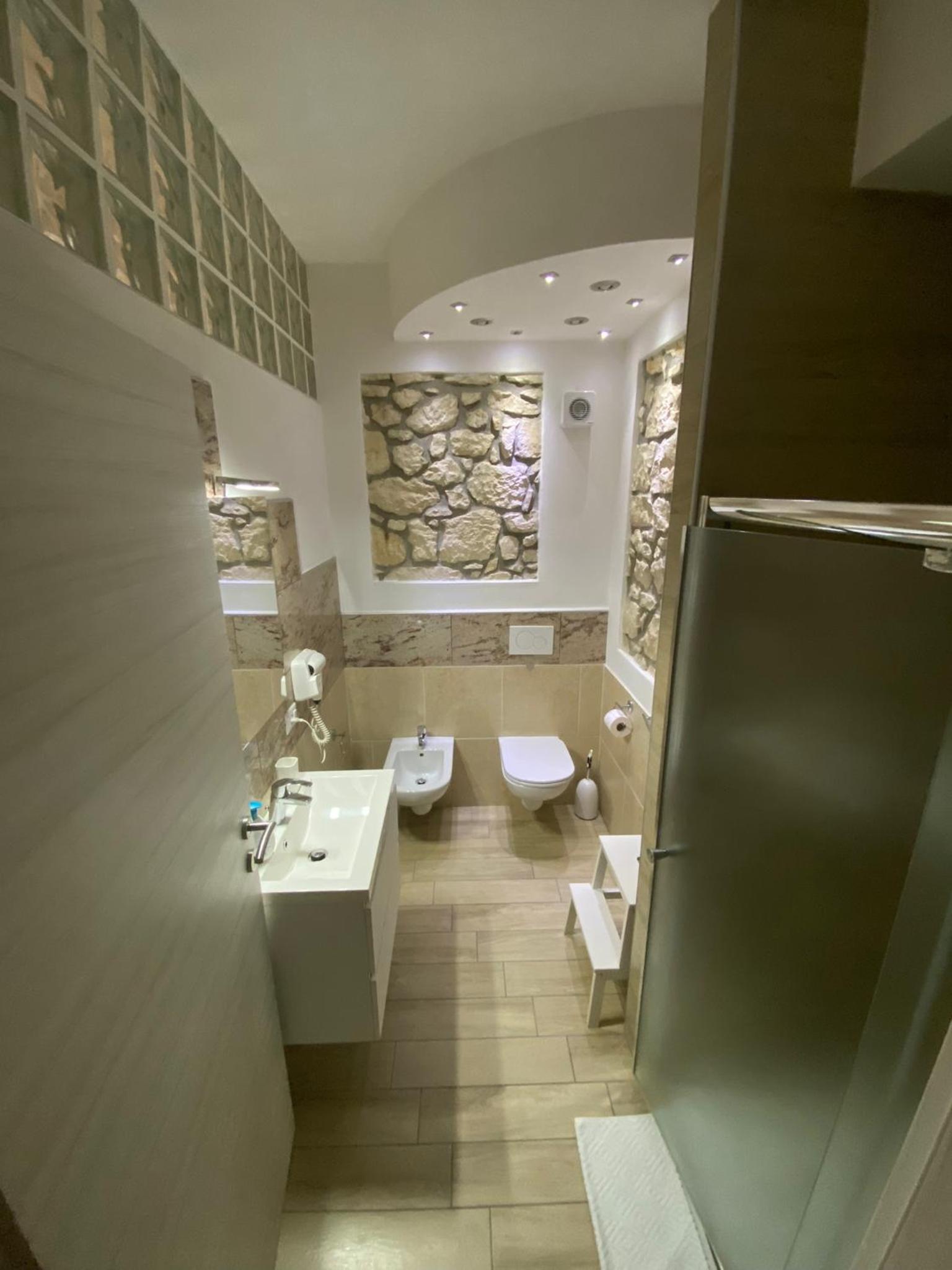 Double Room with Private Bathroom - Photo 11