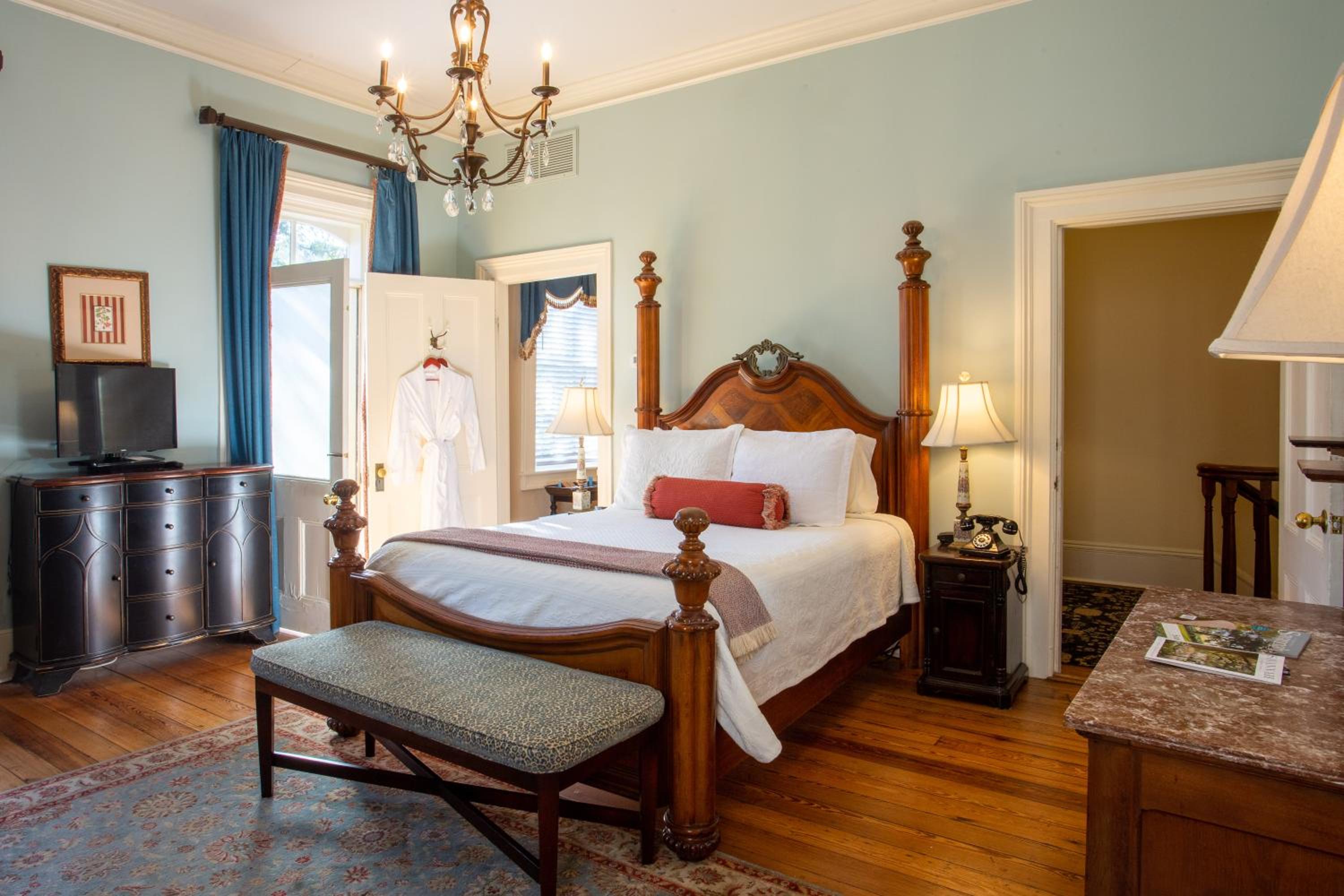 Juliette Low Room - Superior Queen with Balcony