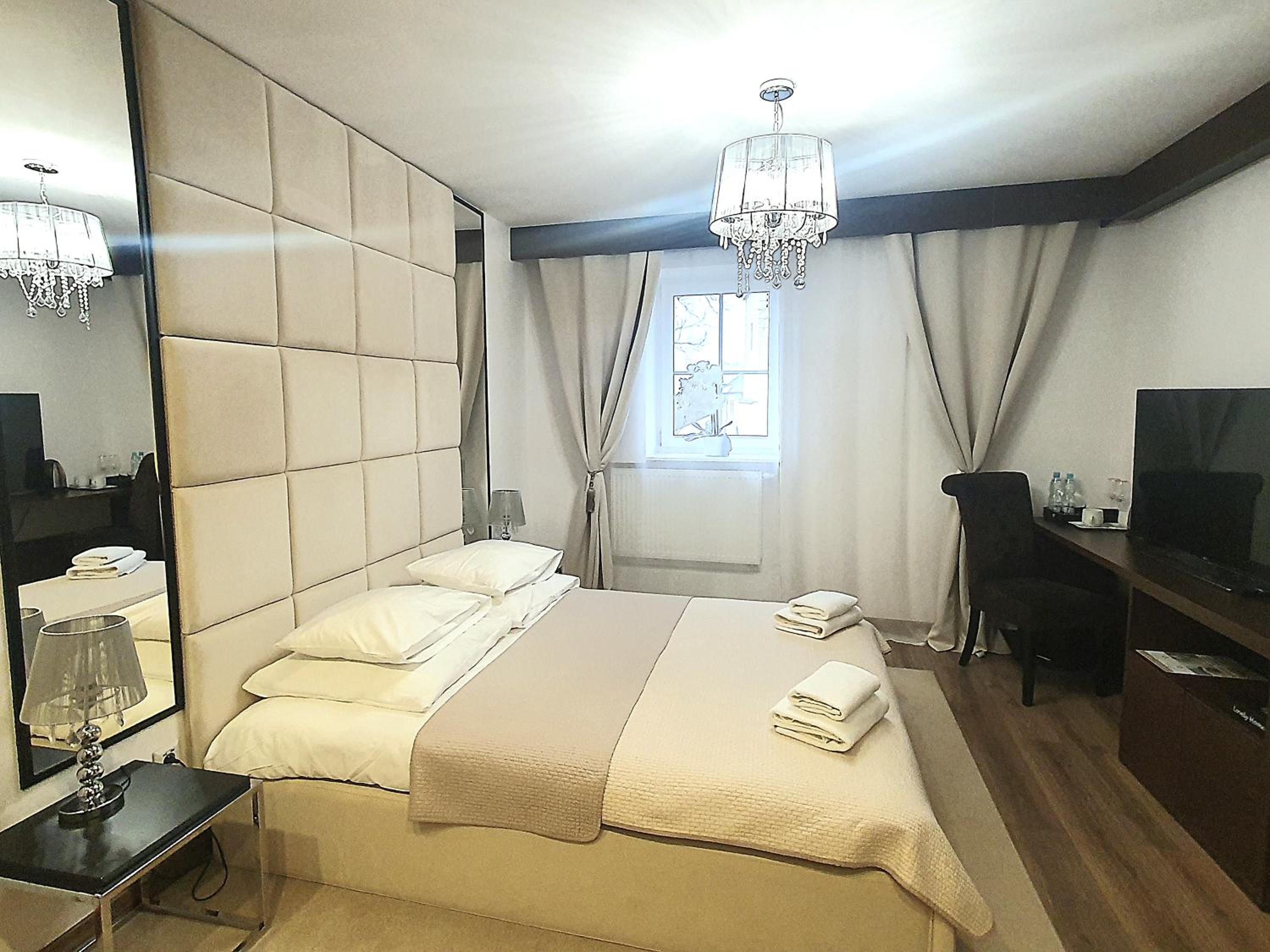 Deluxe Double Room with Bath - Photo 5