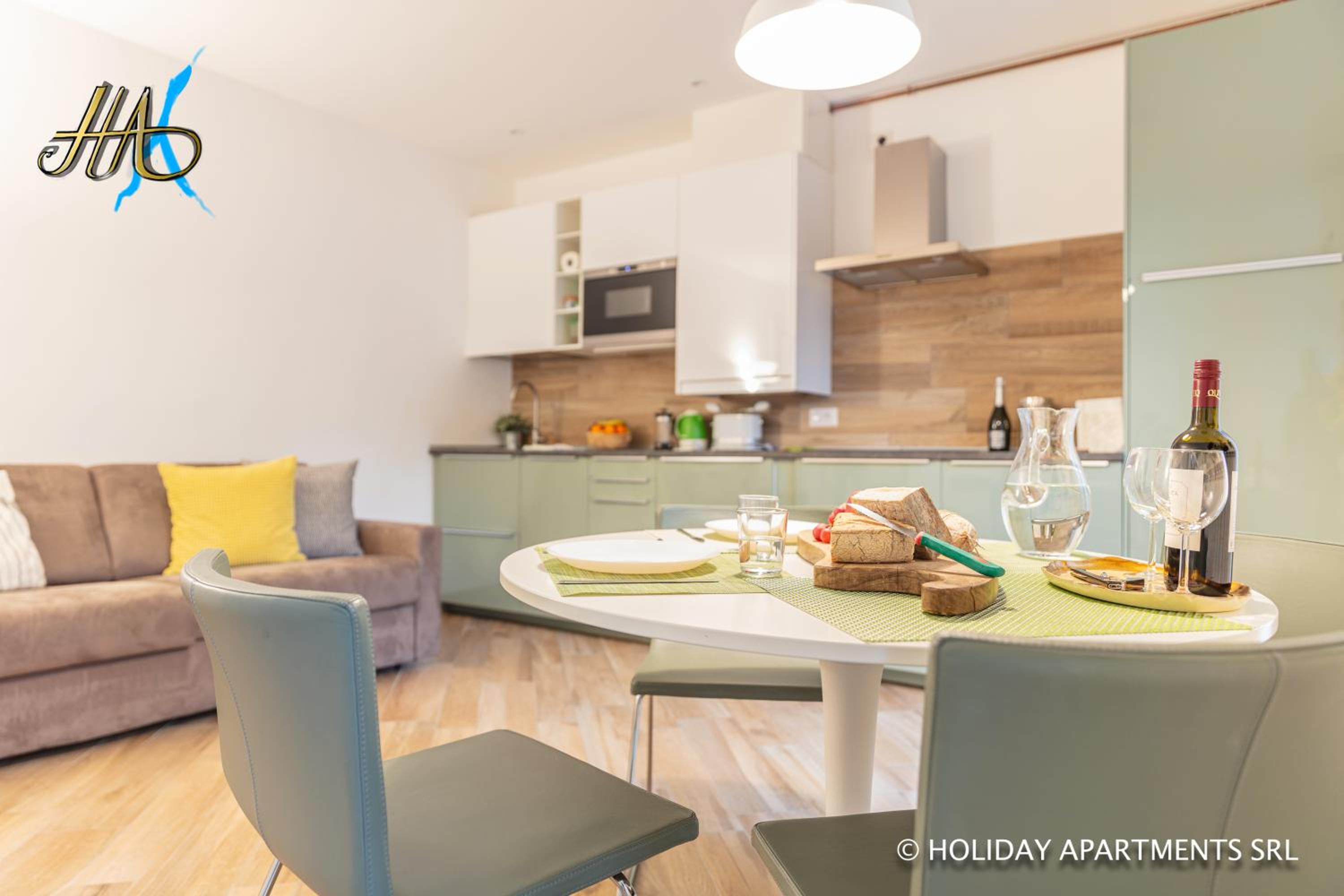 Apartment with Balcony - Photo 4
