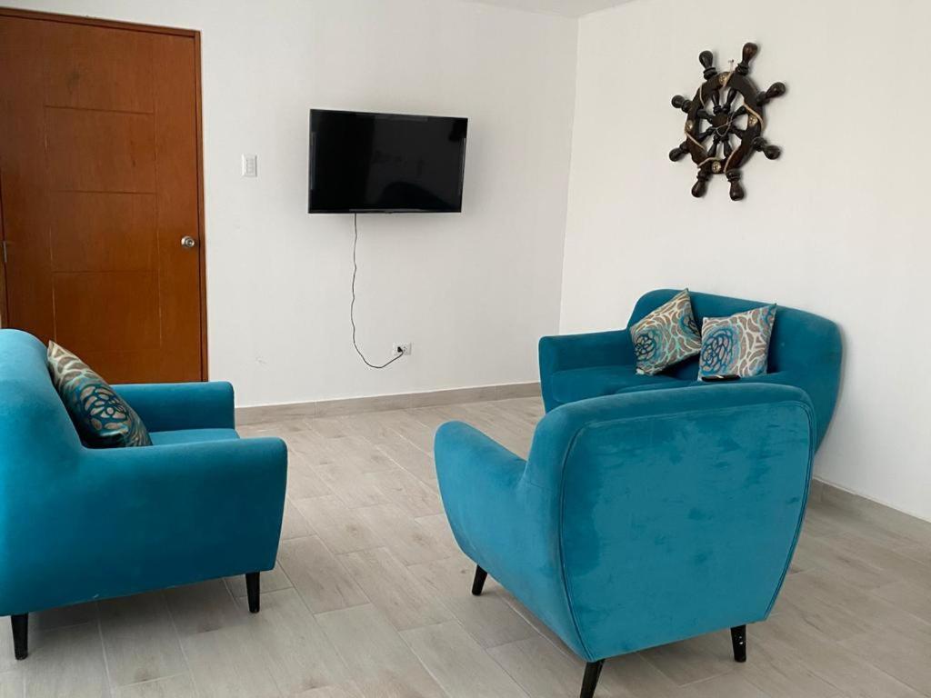 Five-Bedroom House photo 1